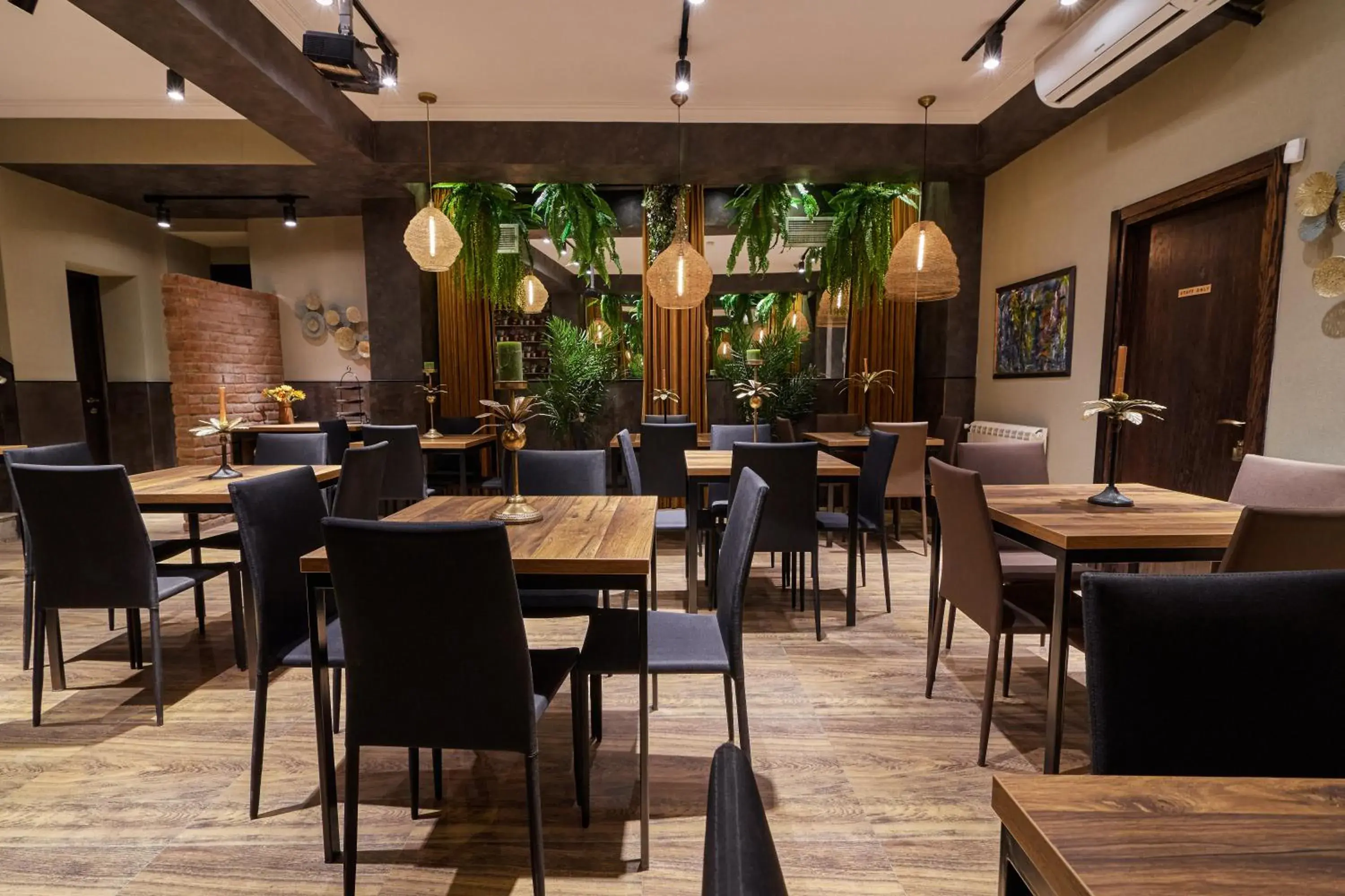 Restaurant/places to eat in Hotel City Restaurant/places to eat in Hotel City