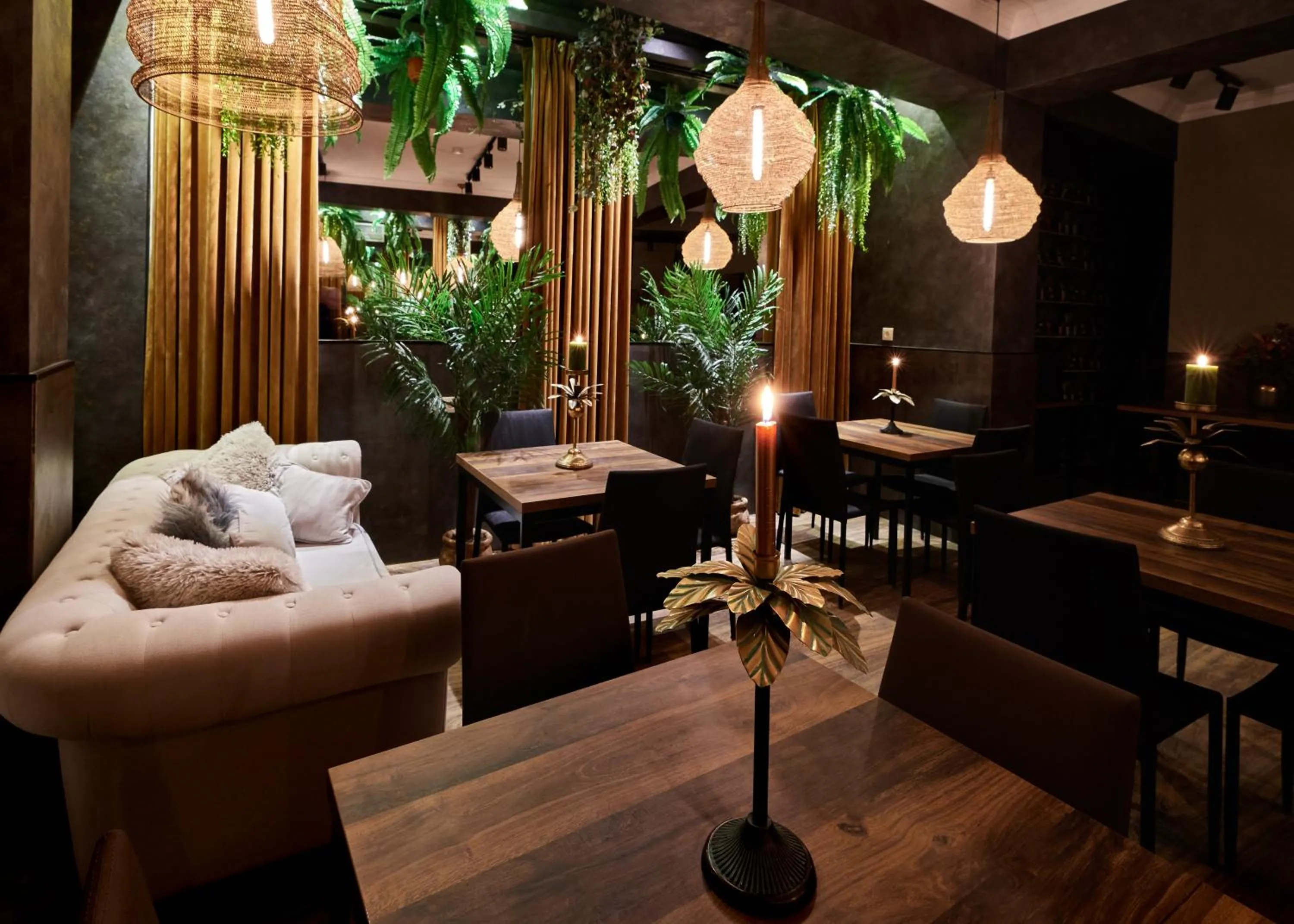 Restaurant/places to eat in Hotel City