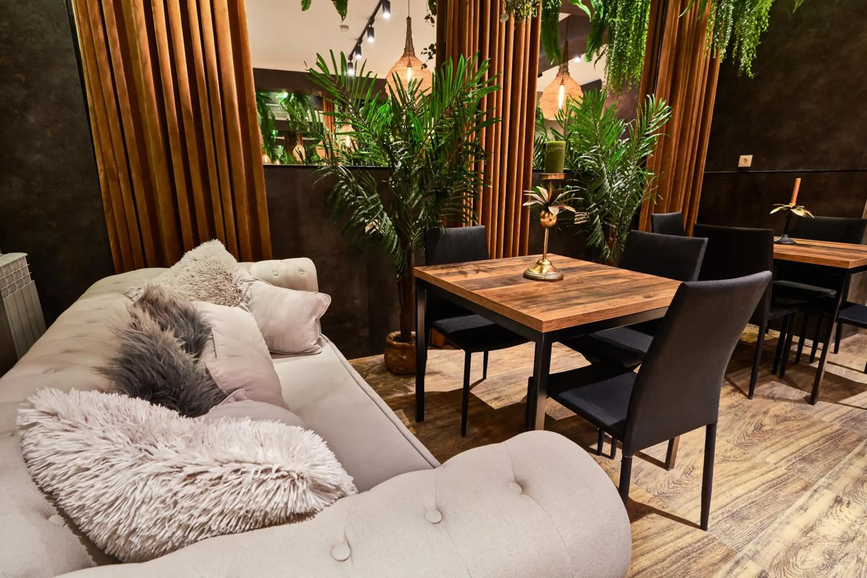 Restaurant/places to eat in Hotel City Restaurant/places to eat in Hotel City