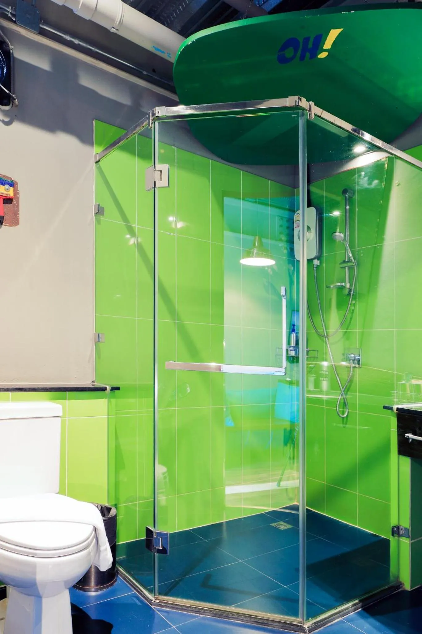 Shower in MeStyle Garage Hotel