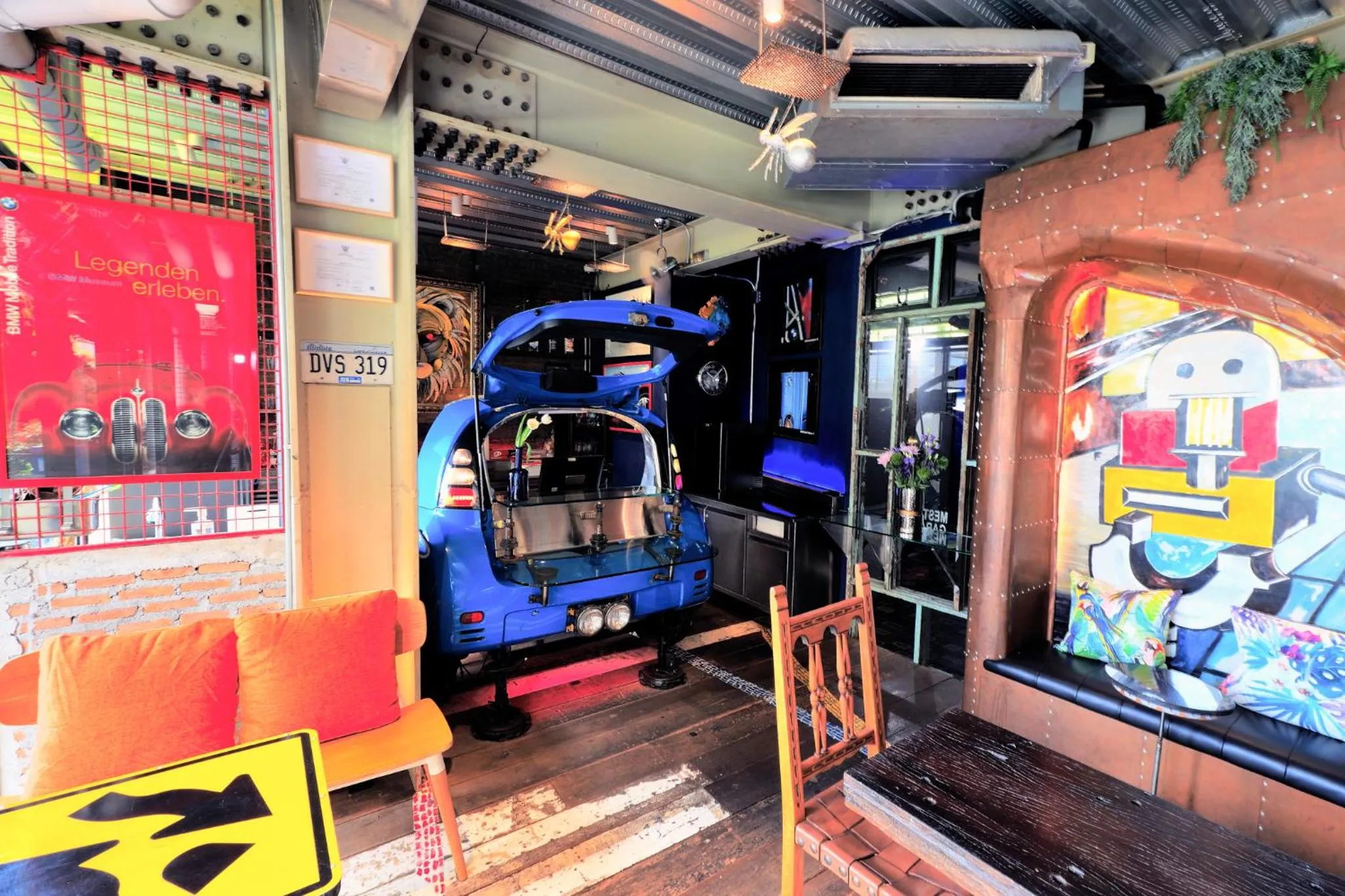 Restaurant/places to eat in MeStyle Garage Hotel