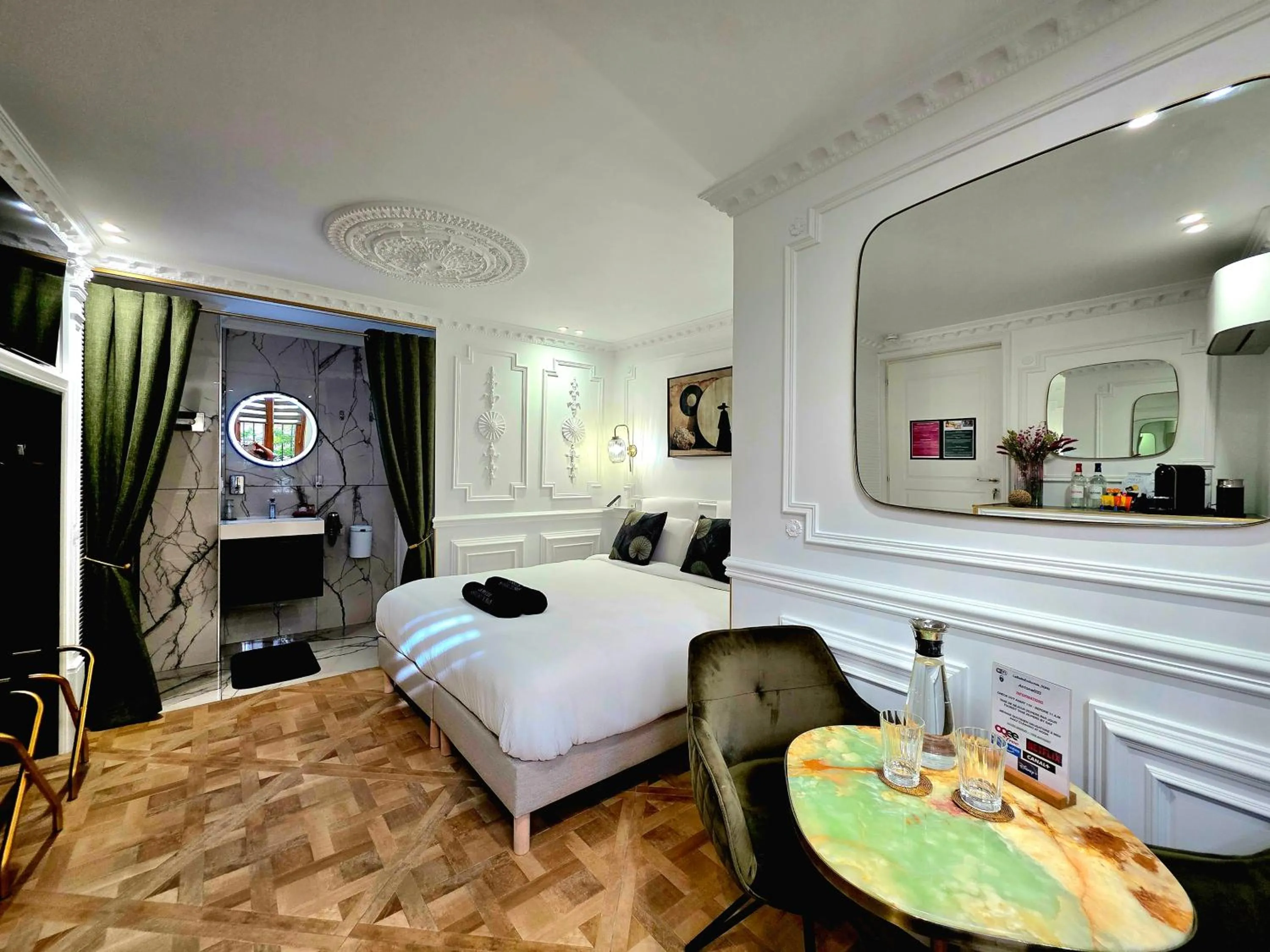 Photo of the whole room, Bed in La Belle Endormie B&B French Guest house