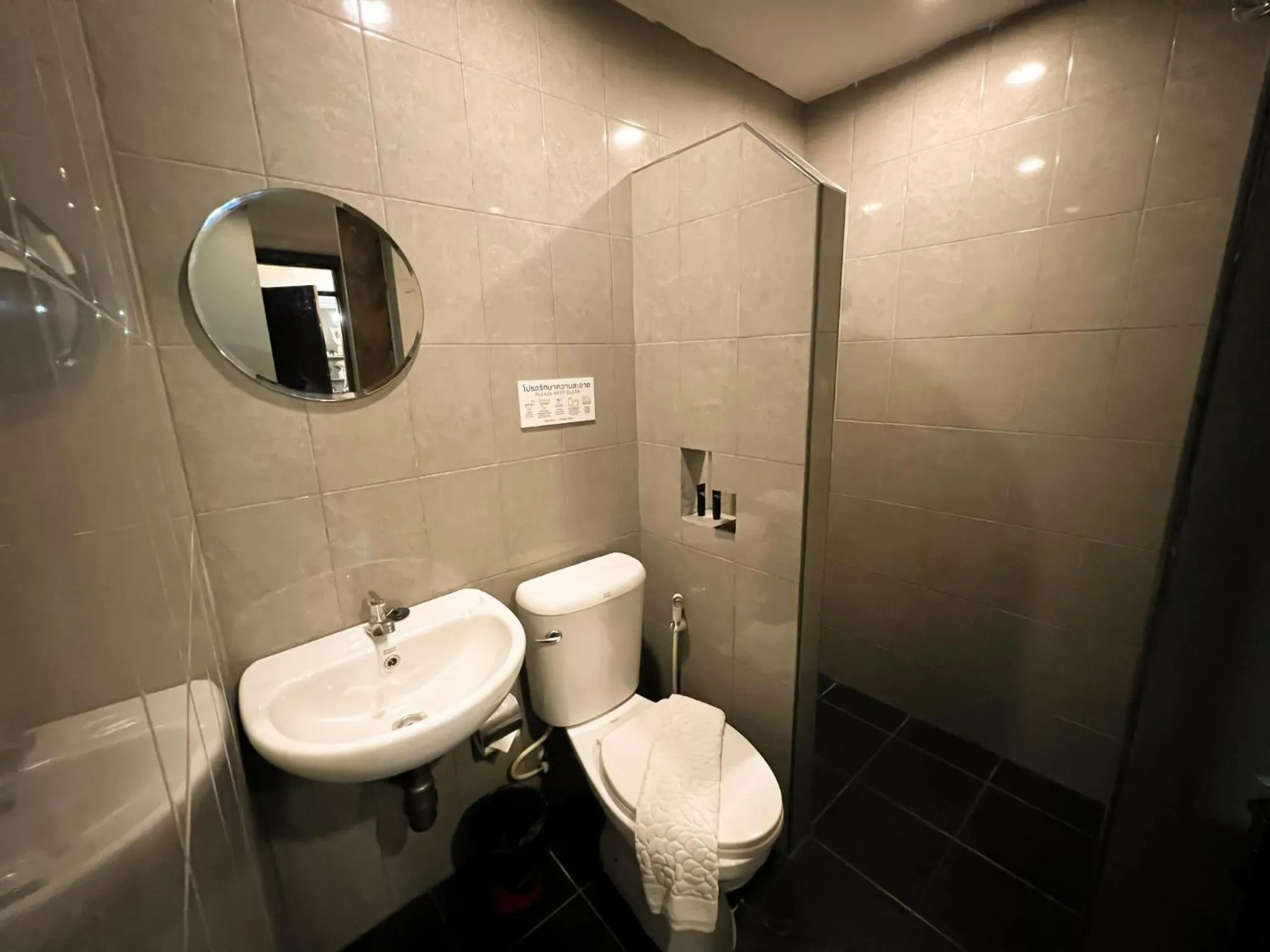 Toilet in Baan Paea Guest House