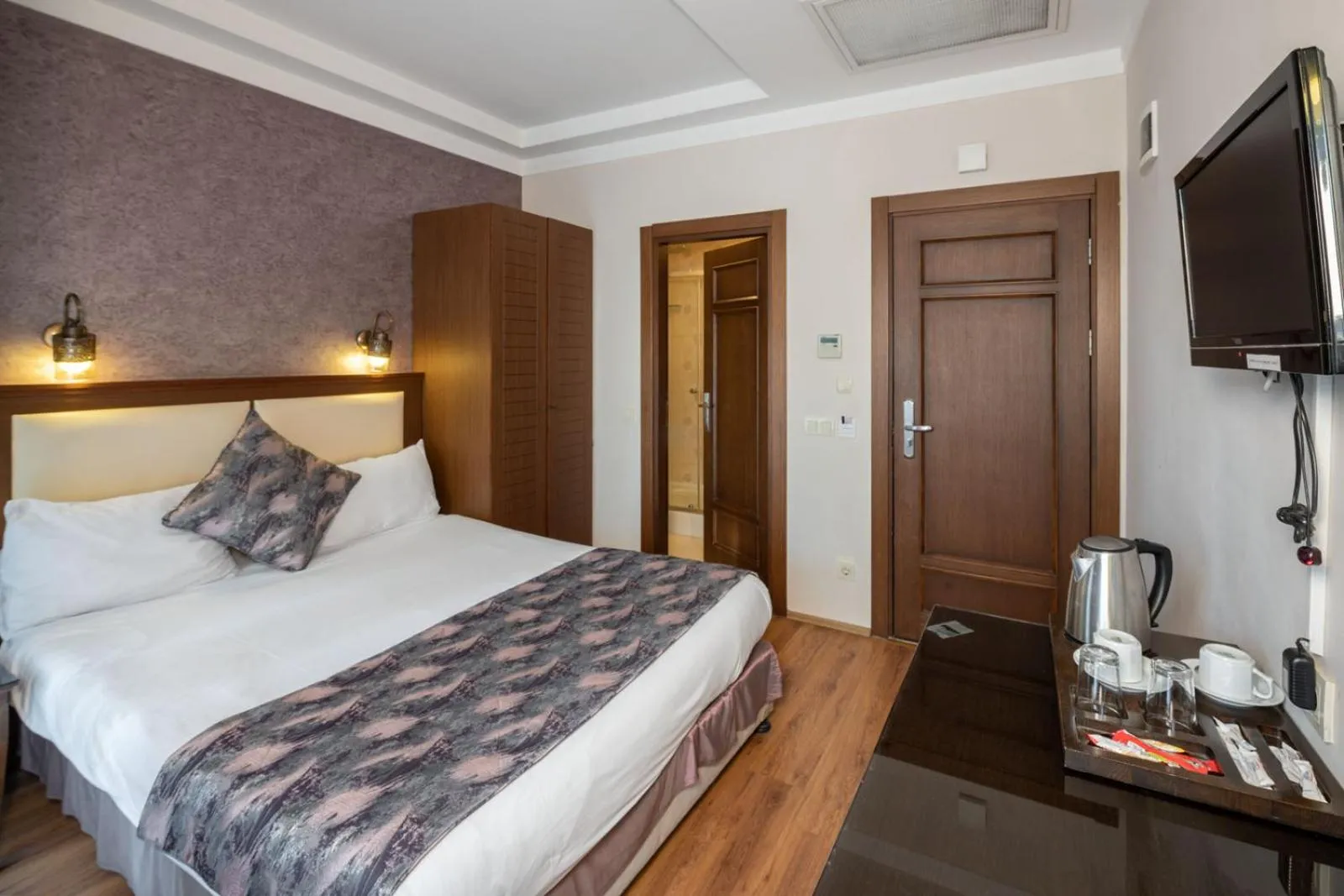 Single Room in Aristocrat Hotel