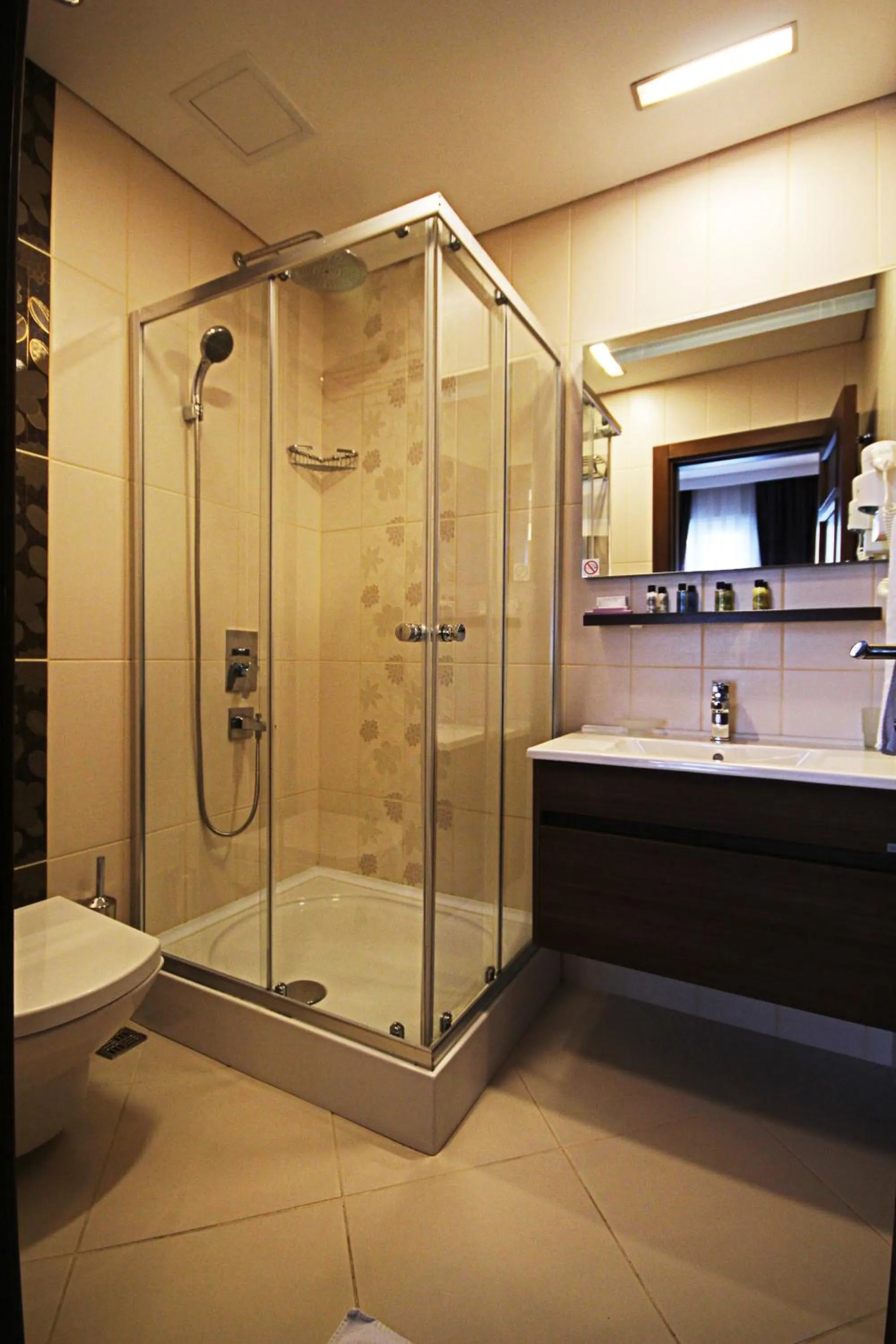 Shower in Aristocrat Hotel