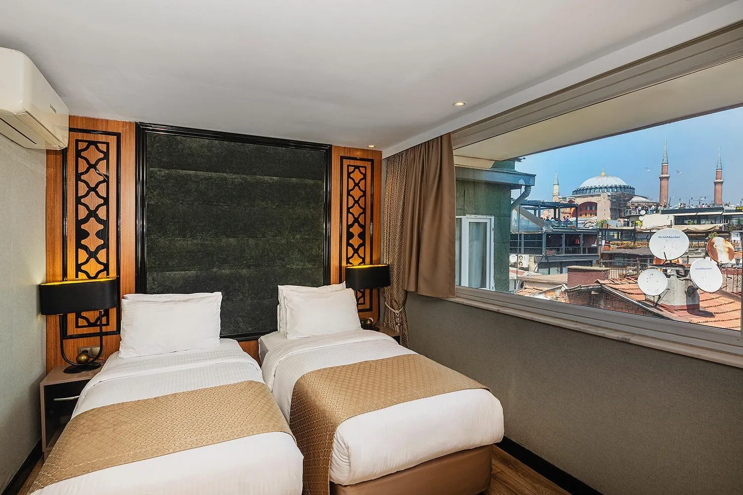 View (from property/room), Bed in Aristocrat Hotel