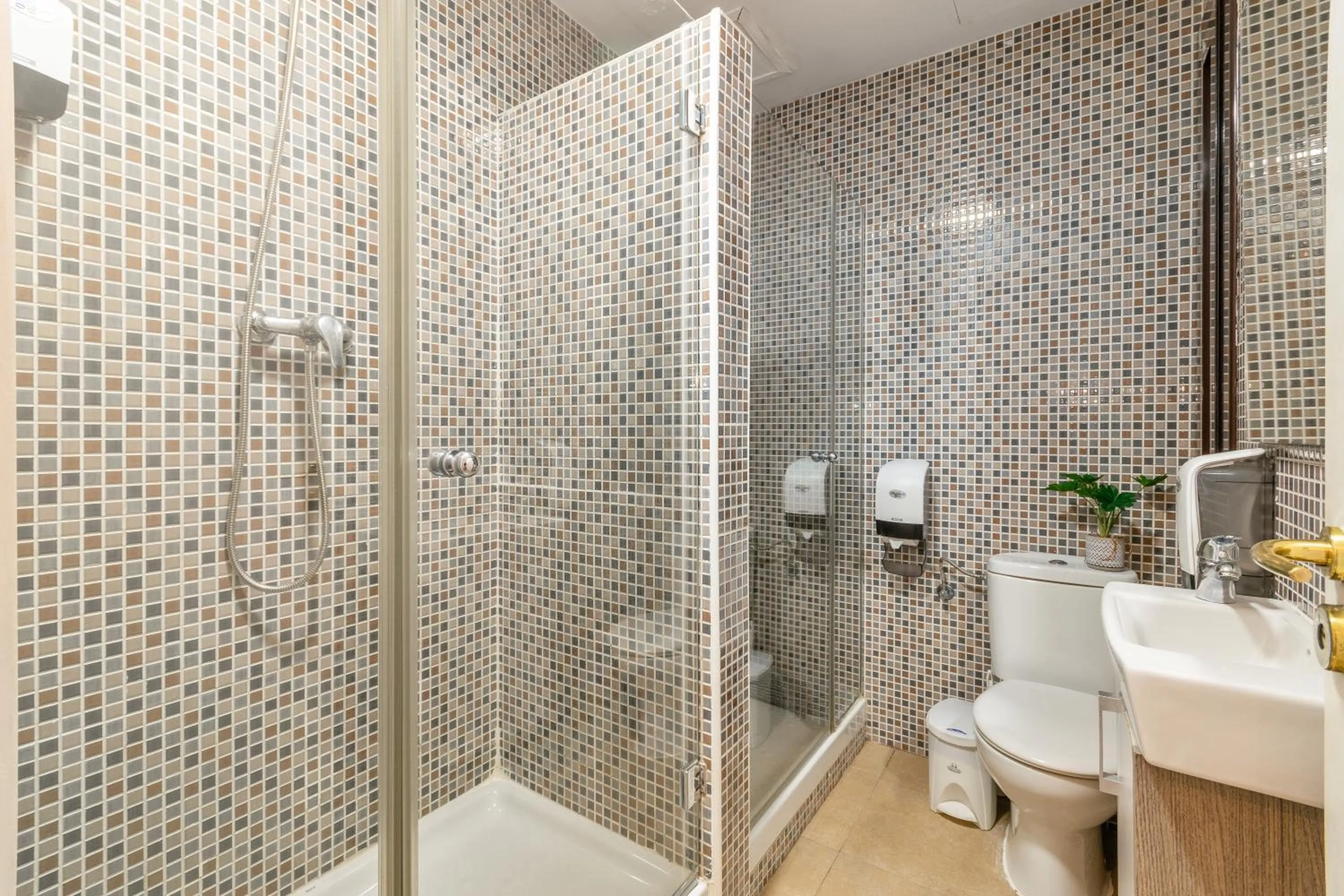 Shower in Suite Home Sagrada Familia