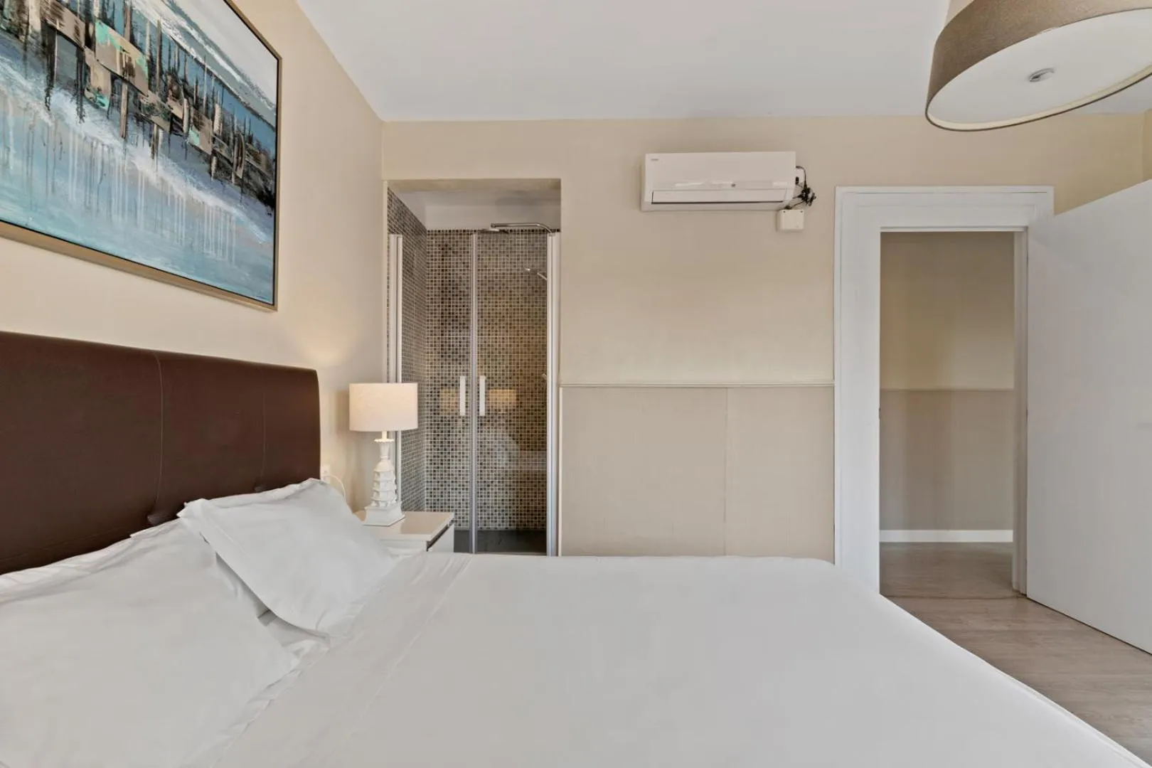 Shower, Bed in Suite Home Sagrada Familia