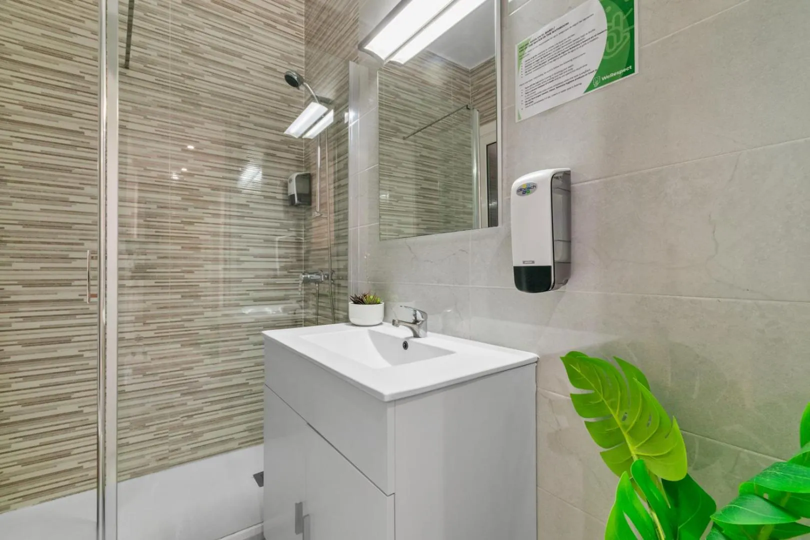 Shower in Suite Home Sagrada Familia