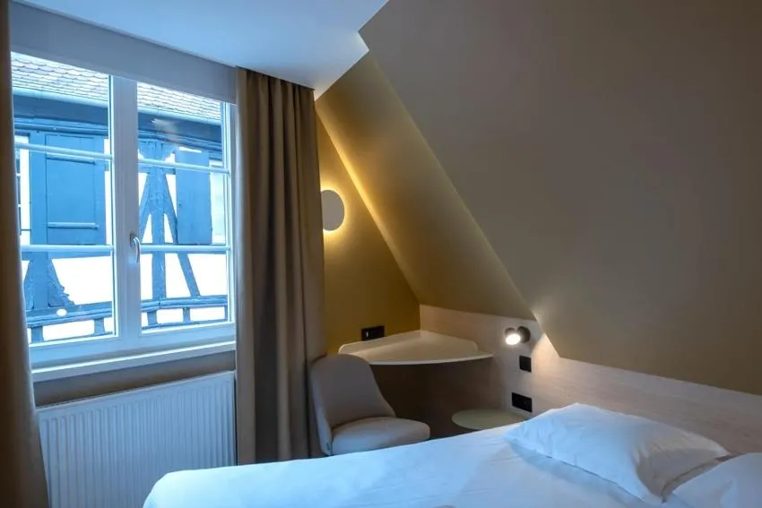 Photo of the whole room, Bed in Logis Hôtel Restaurant Au Cerf d'Or