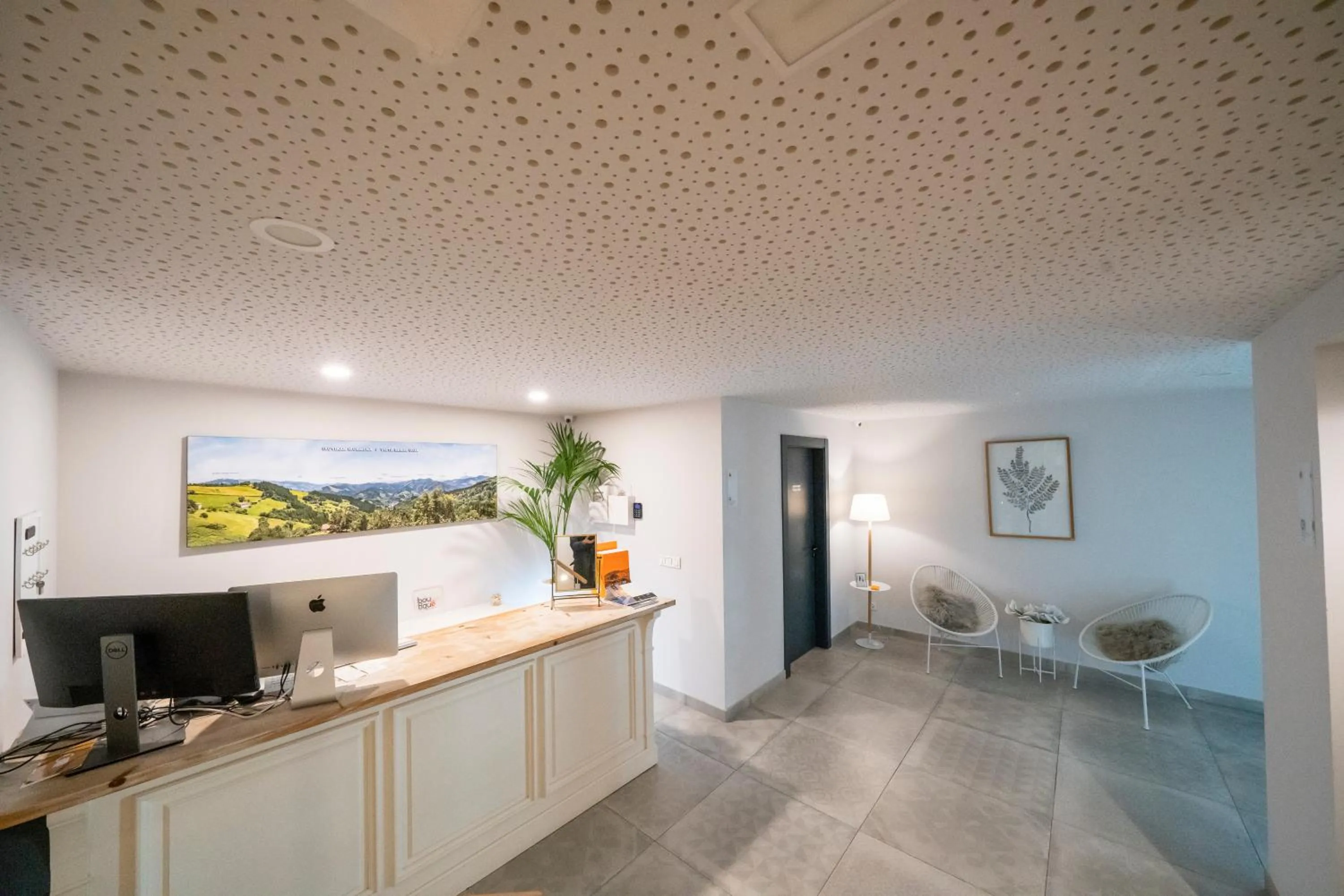 Lobby or reception in IXUA Hotela