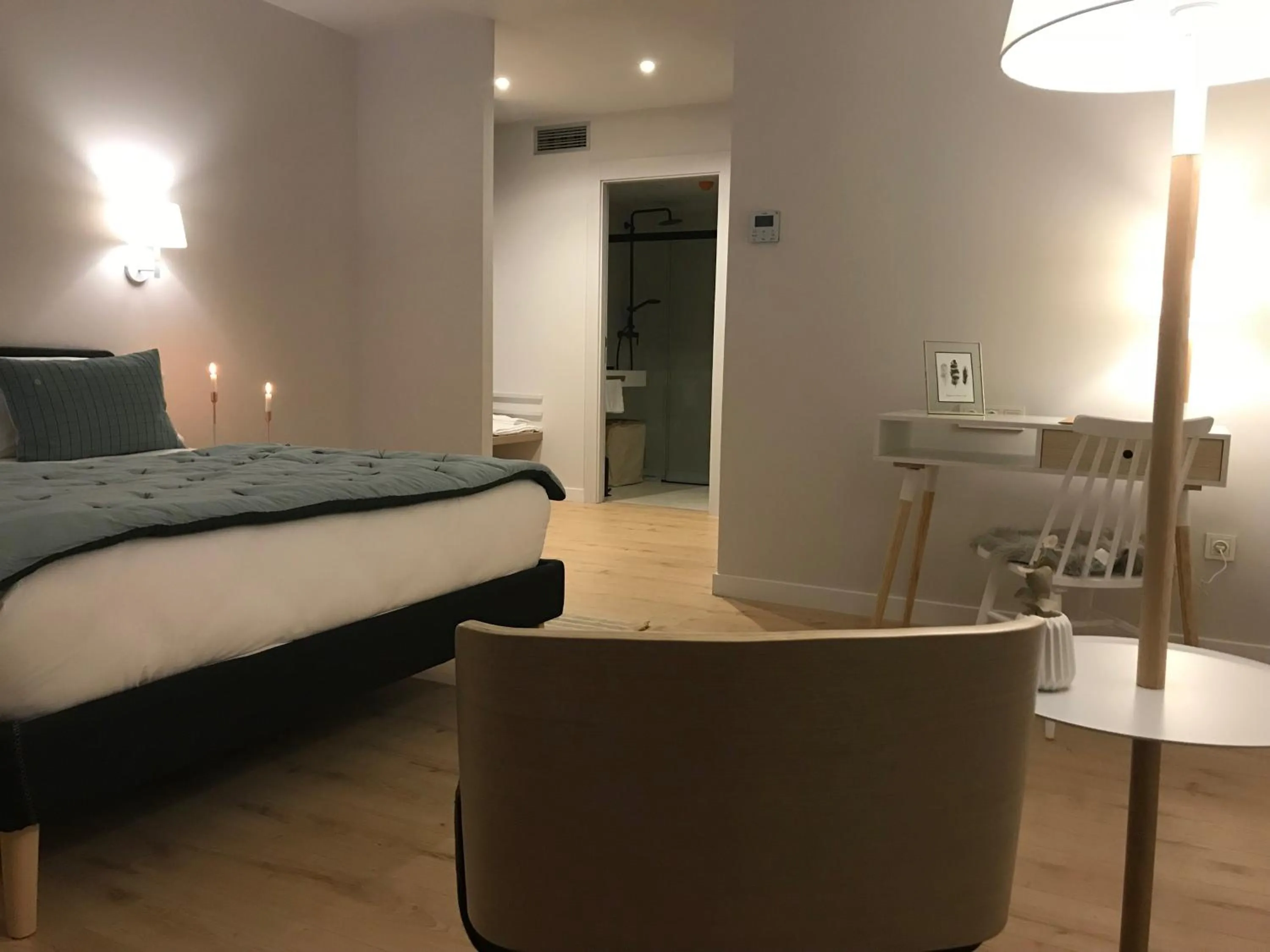 Shower, Bed in IXUA Hotela