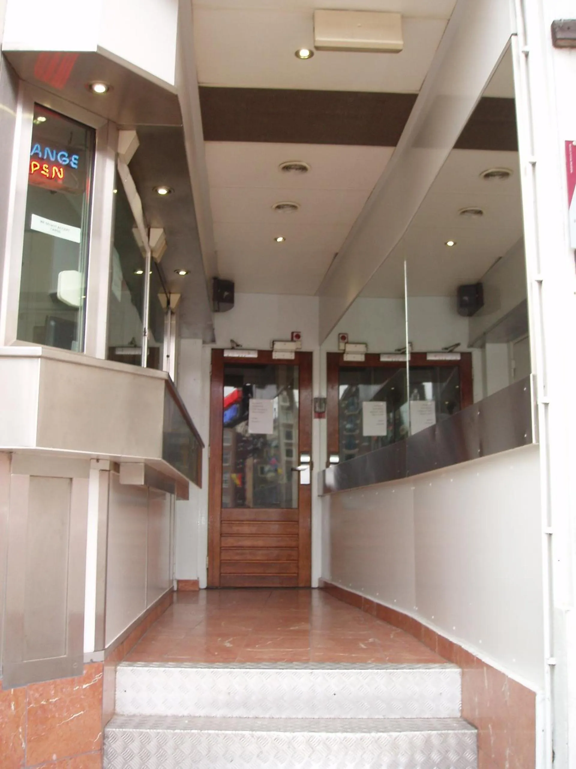 Facade/entrance in Dam Hotel