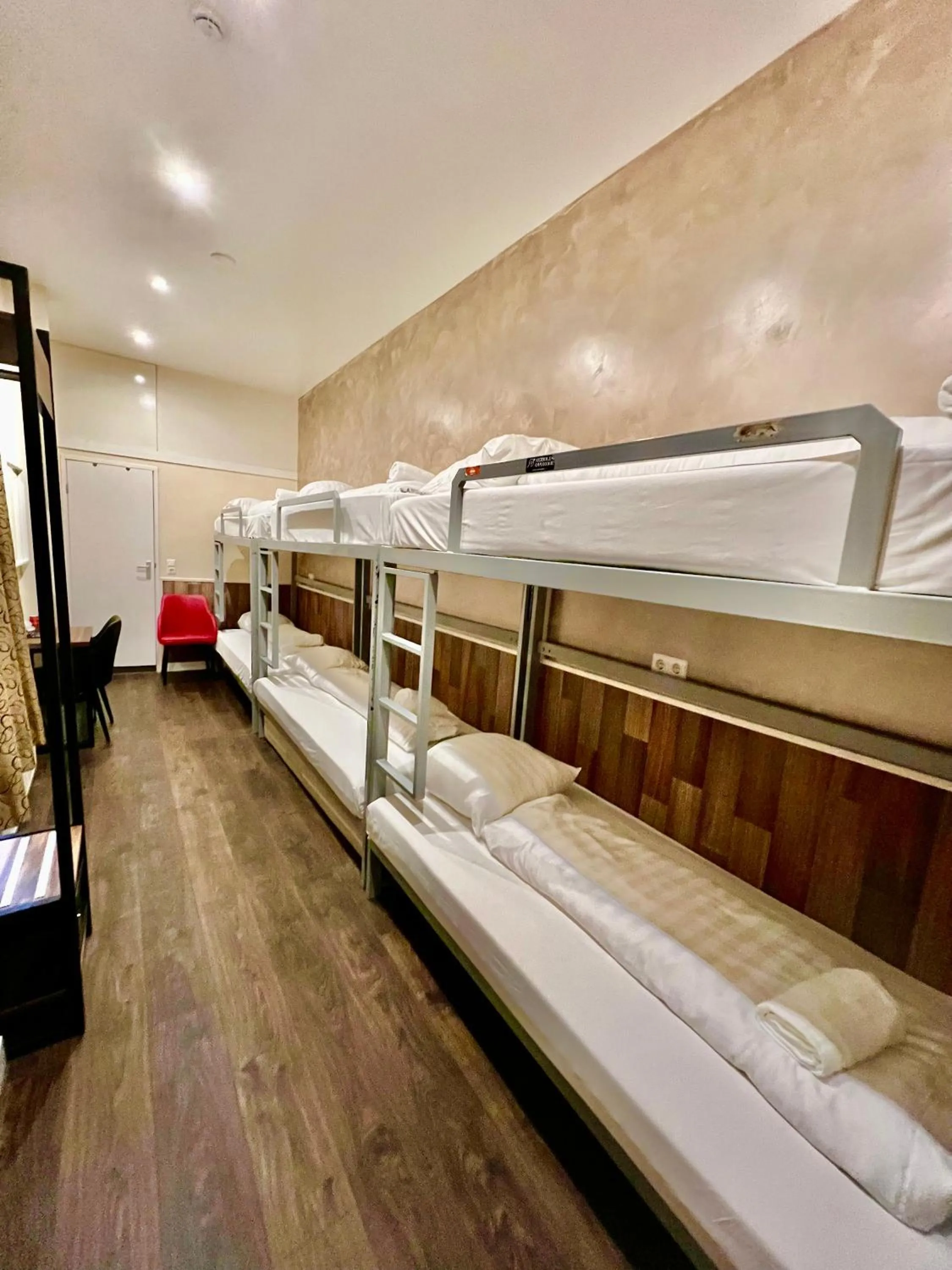 bunk bed, Bed in Dam Hotel