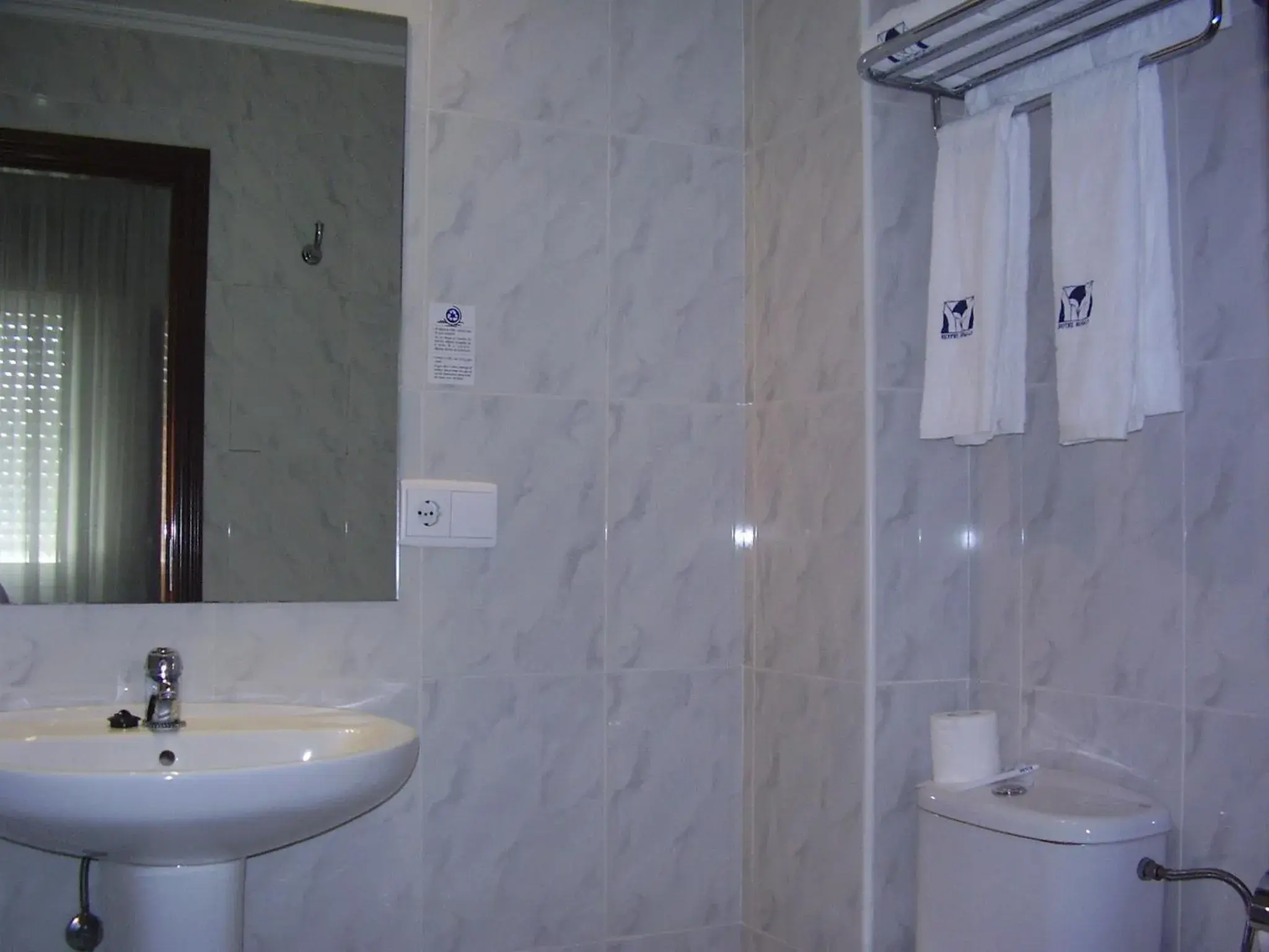 Bathroom in Hotel Rosalía Bathroom in Hotel Rosalía