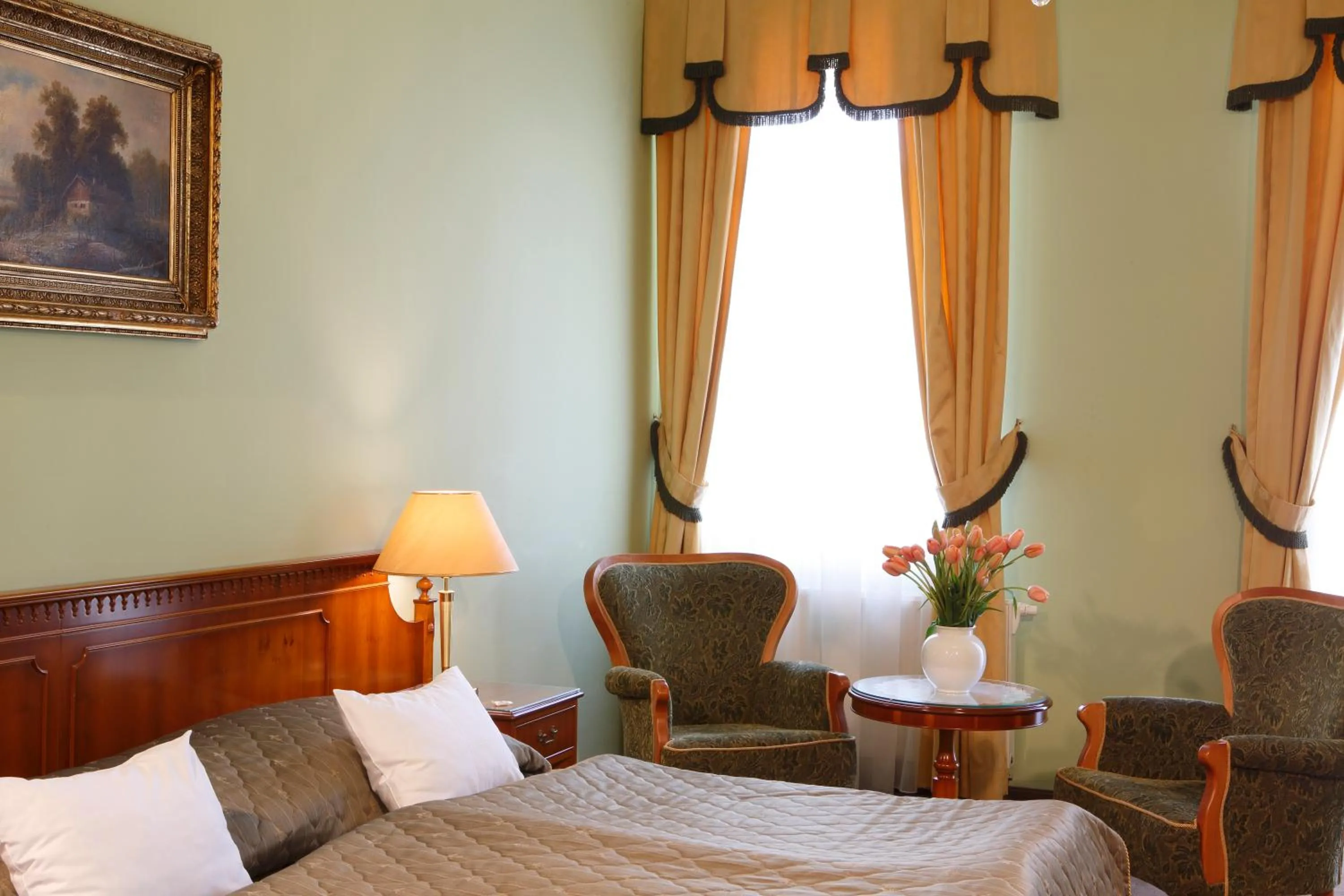 Photo of the whole room, Bed in Bristol Georgy House