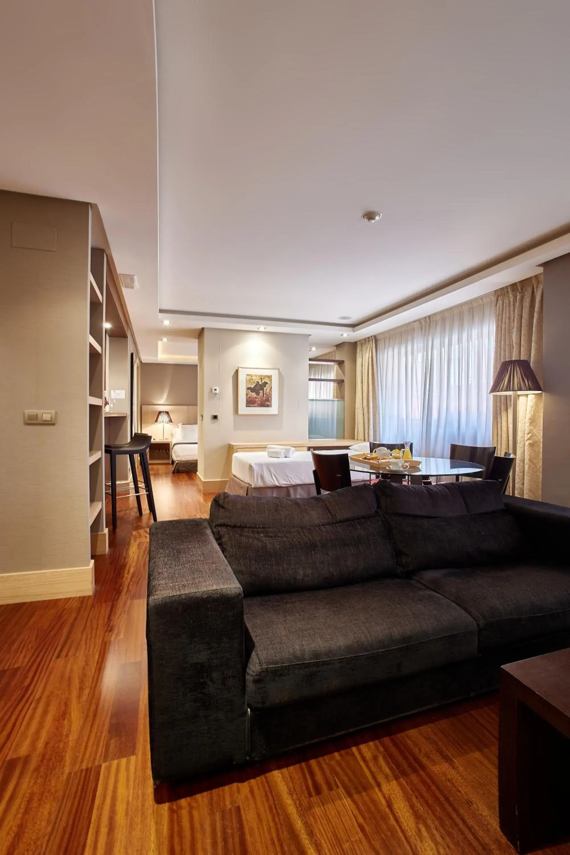 Photo of the whole room, Bed in Washington Parquesol Suites & Hotel Photo of the whole room, Bed in Washington Parquesol Suites & Hotel