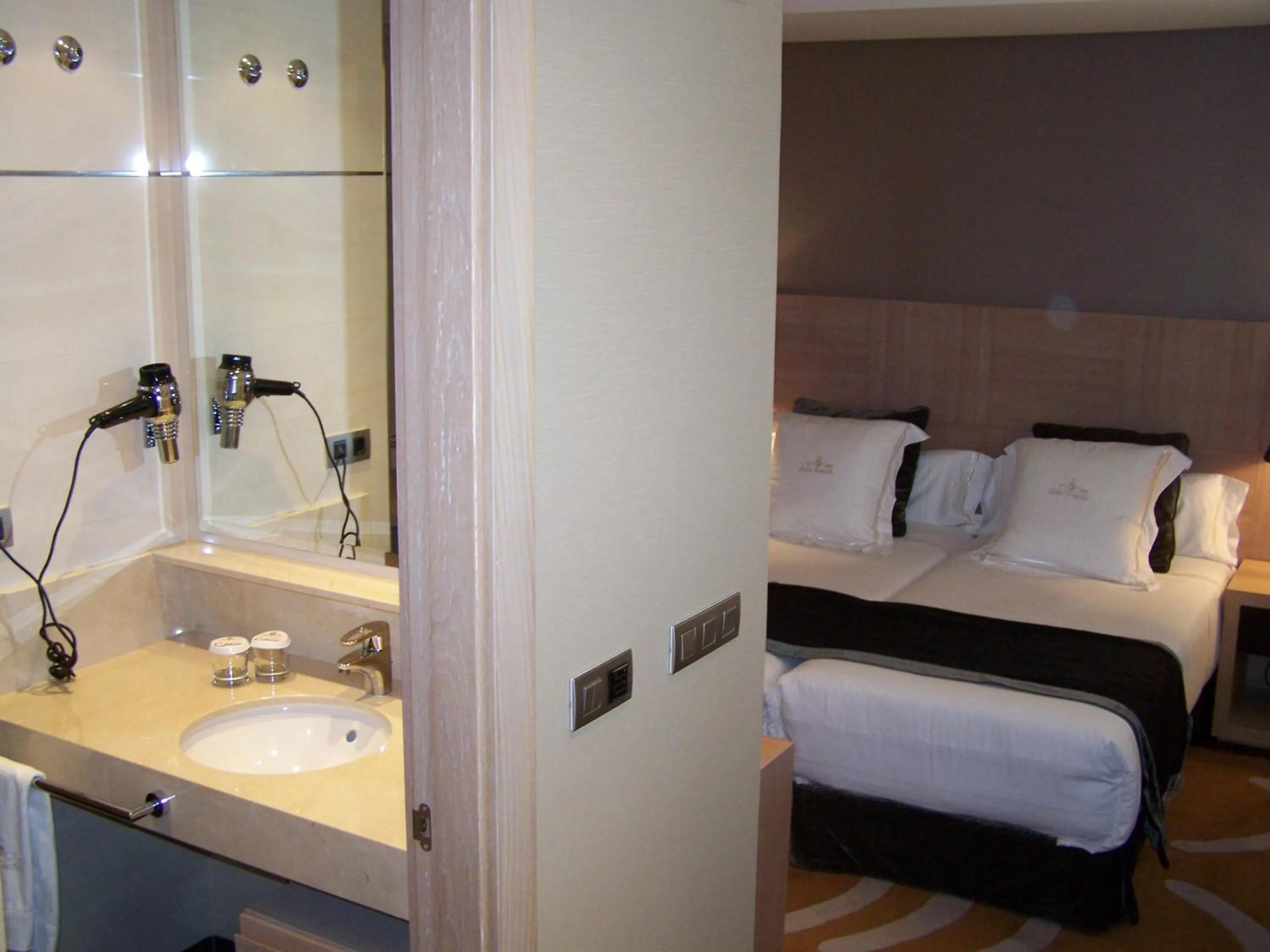 Bathroom, Bed in Washington Parquesol Suites & Hotel