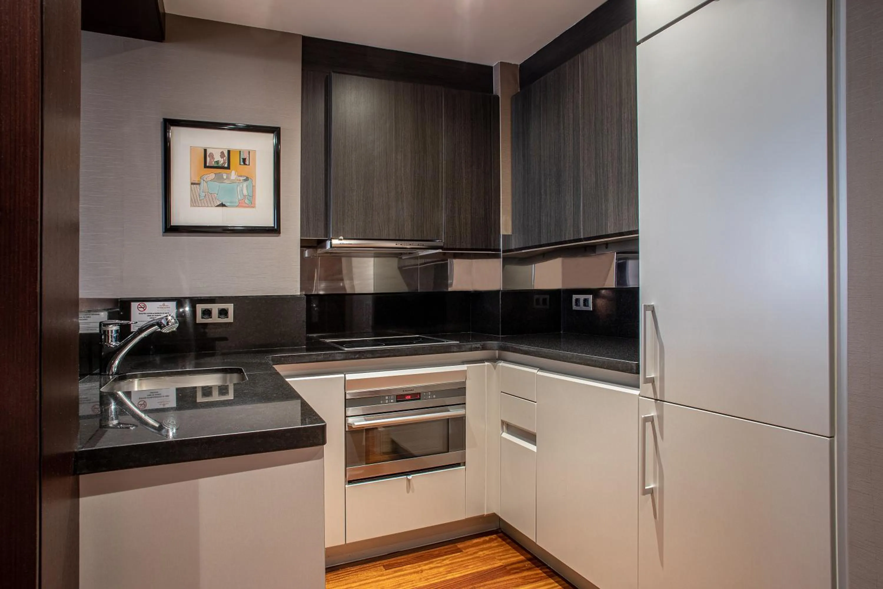 Kitchen or kitchenette in Washington Parquesol Suites & Hotel