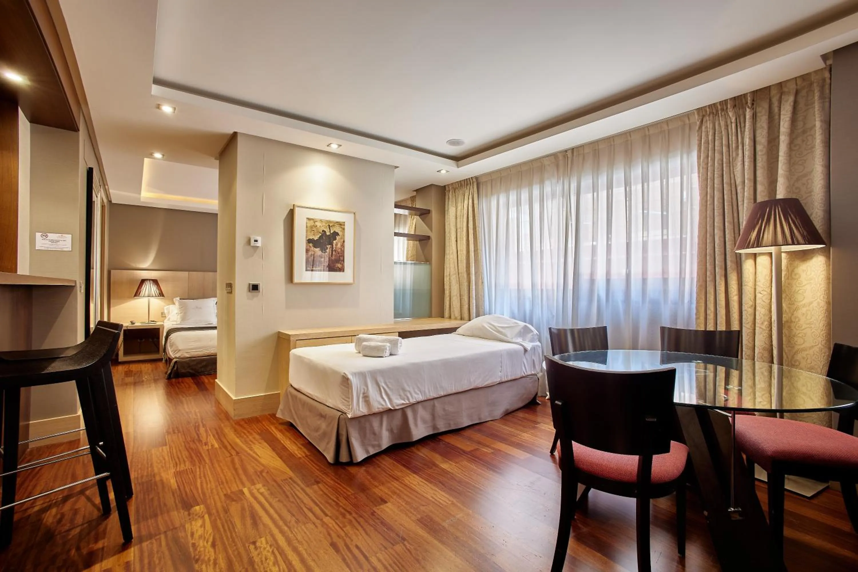 Photo of the whole room, Bed in Washington Parquesol Suites & Hotel