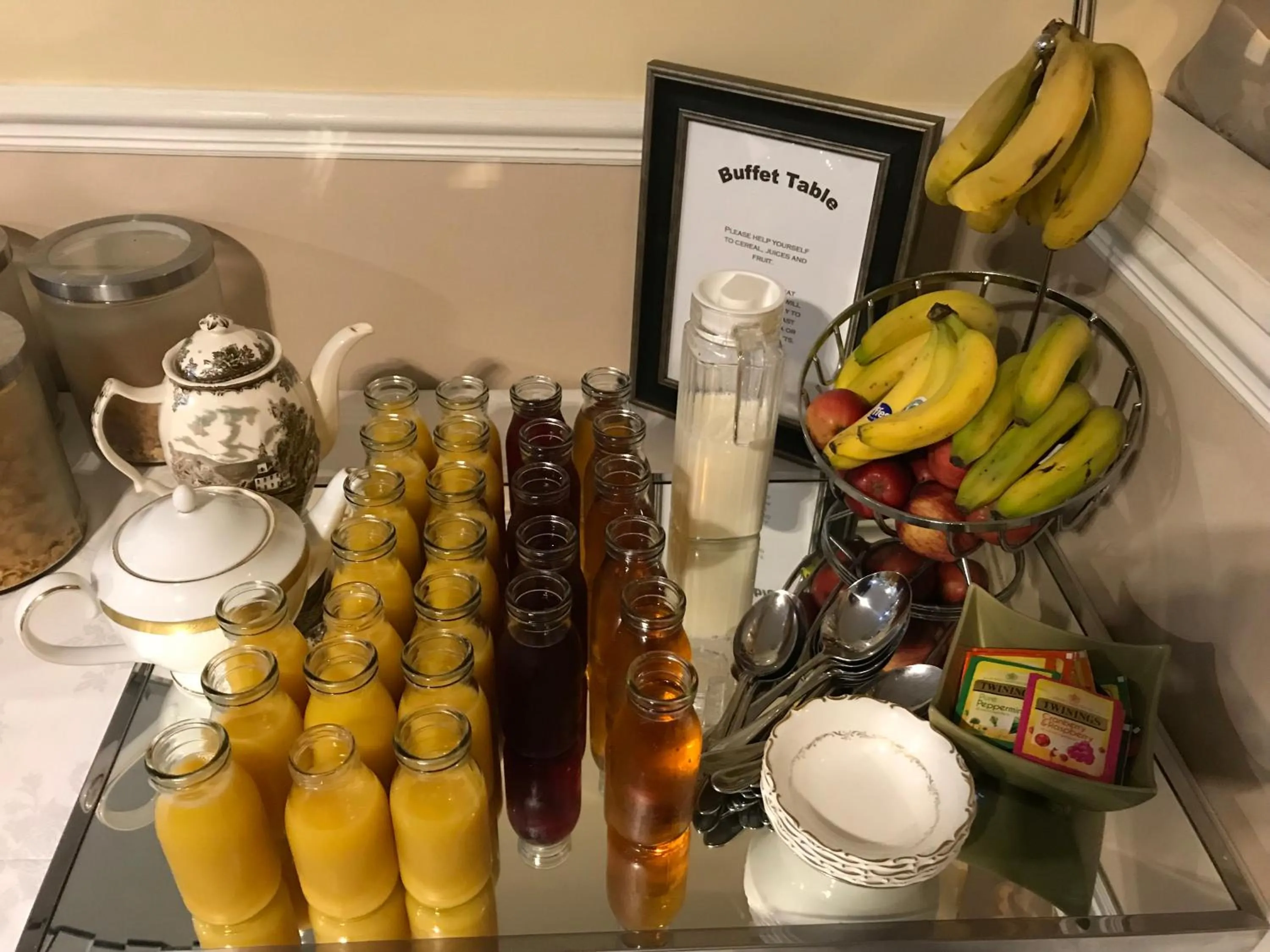 Coffee/tea facilities in Grimscote Manor Hotel