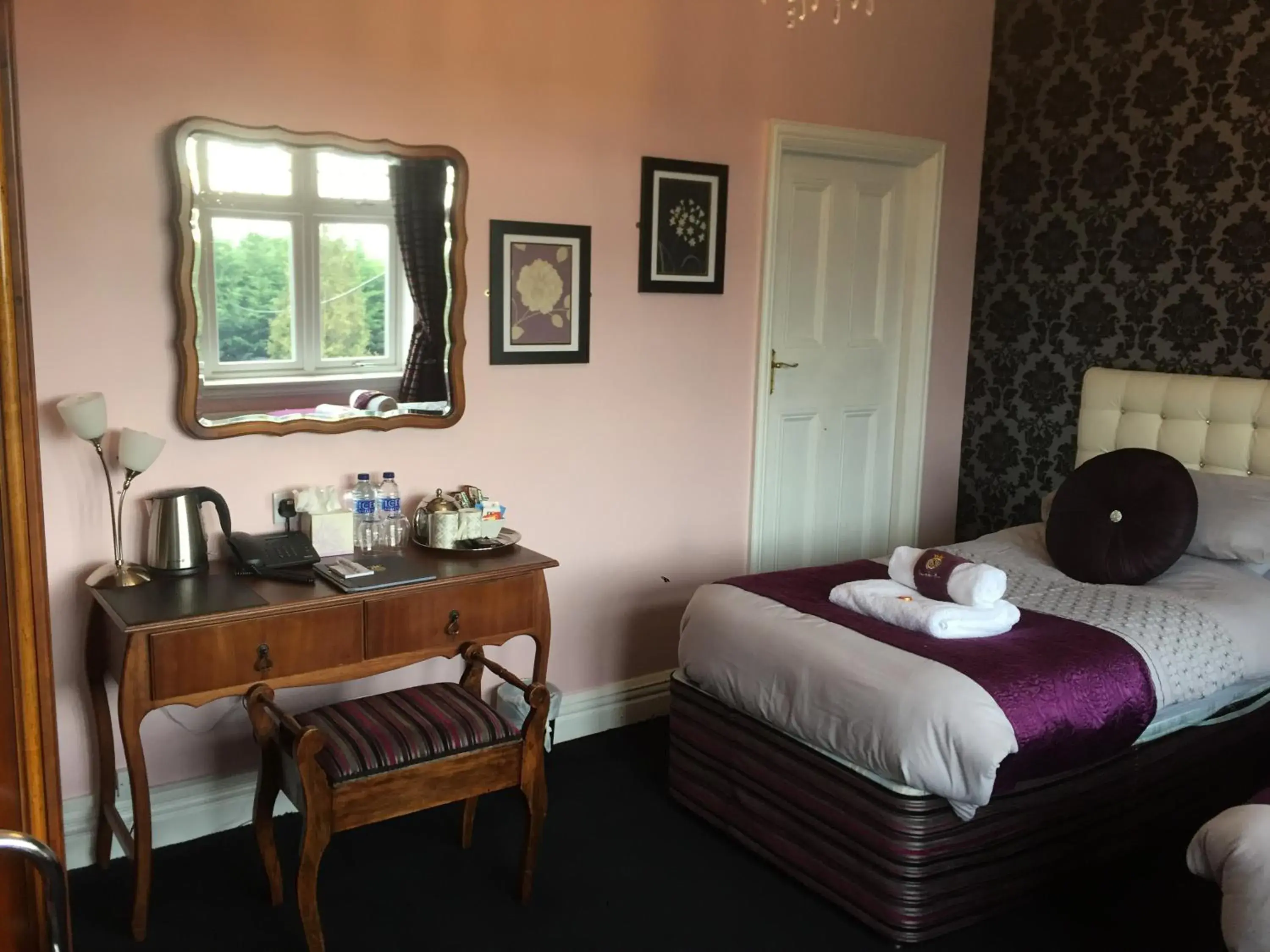 Coffee/tea facilities, Bed in Grimscote Manor Hotel