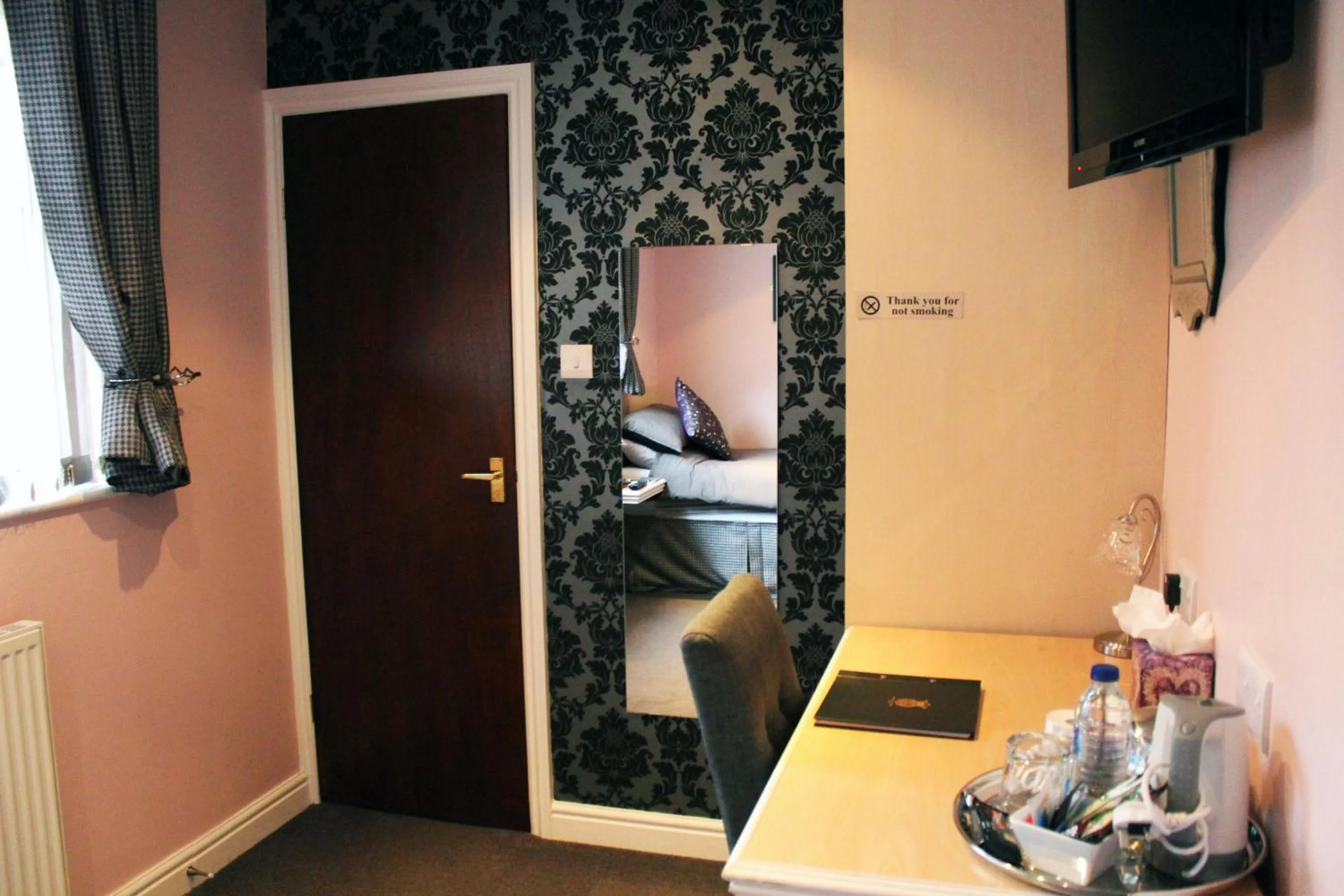 Coffee/tea facilities in Grimscote Manor Hotel