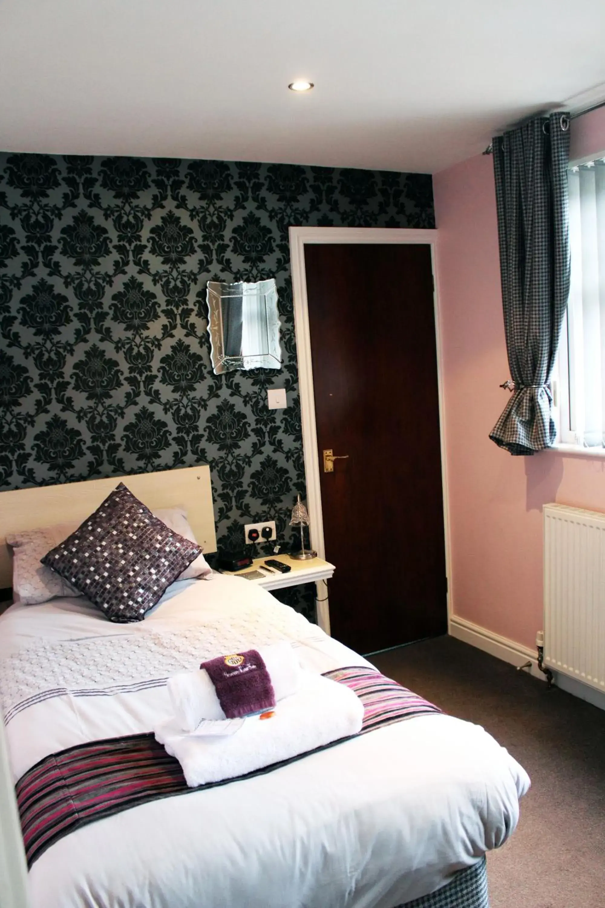 Bedroom, Bed in Grimscote Manor Hotel