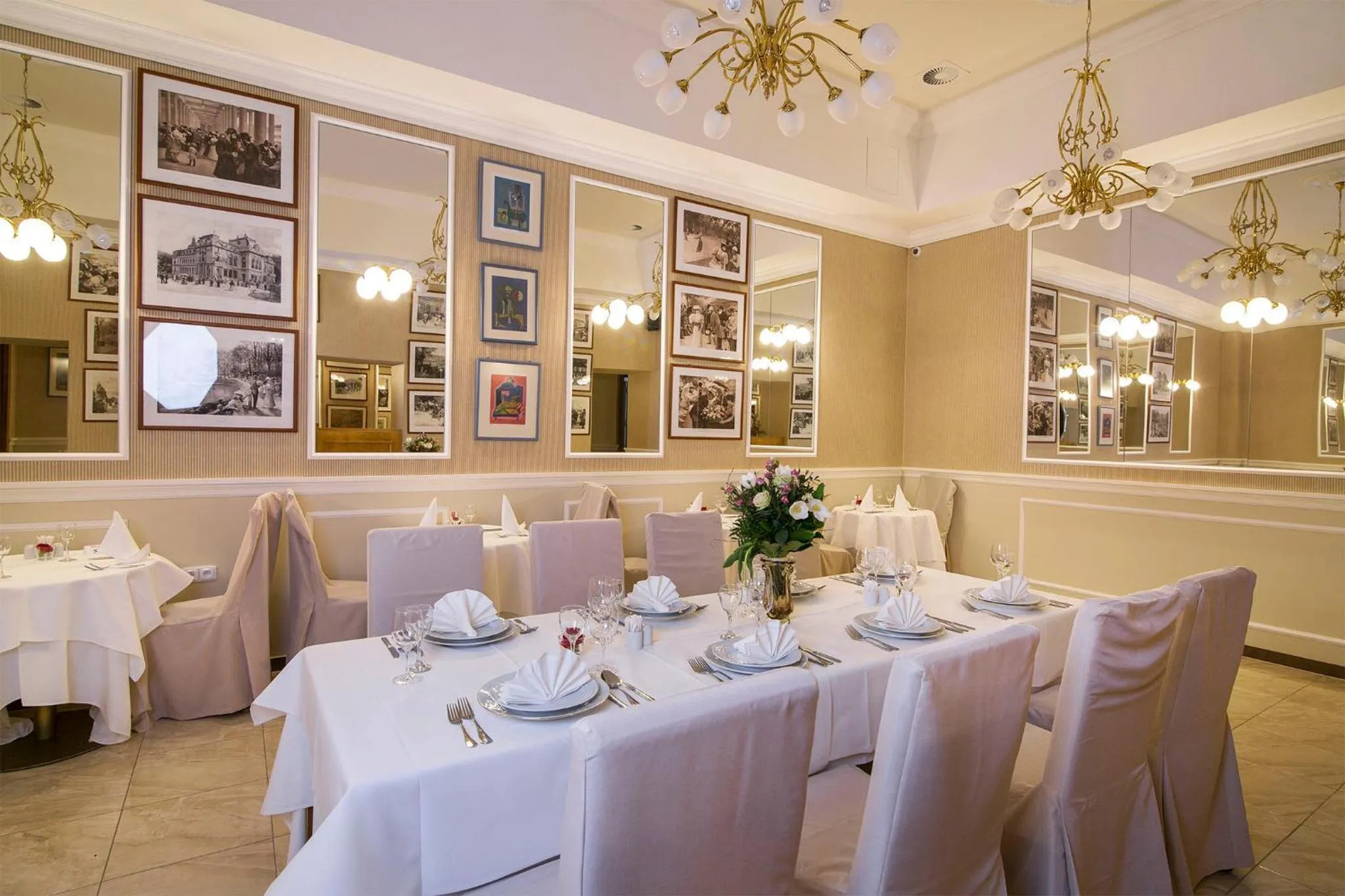 Restaurant/places to eat in Bristol Palace