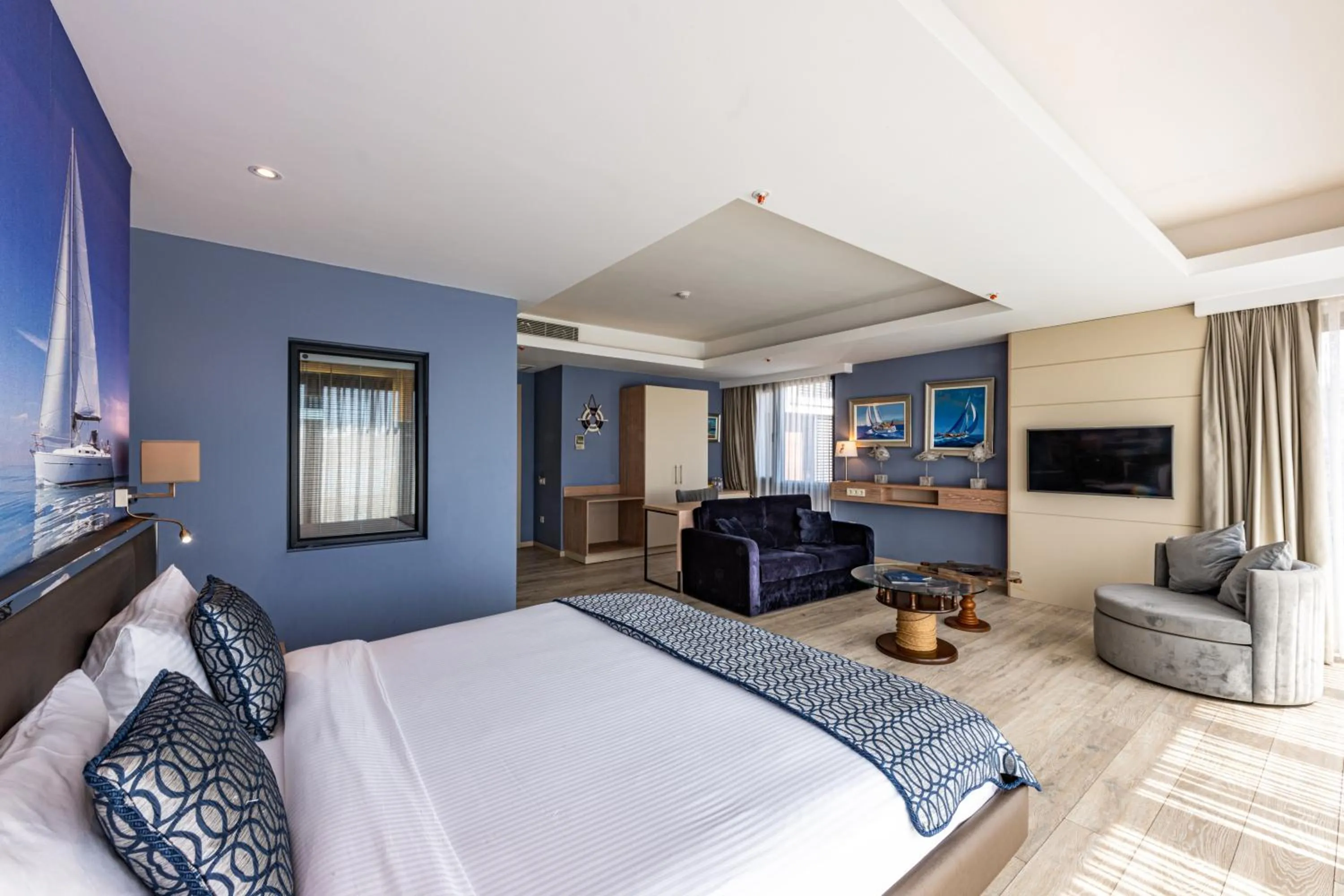 Photo of the whole room, Bed in Riva's Moda