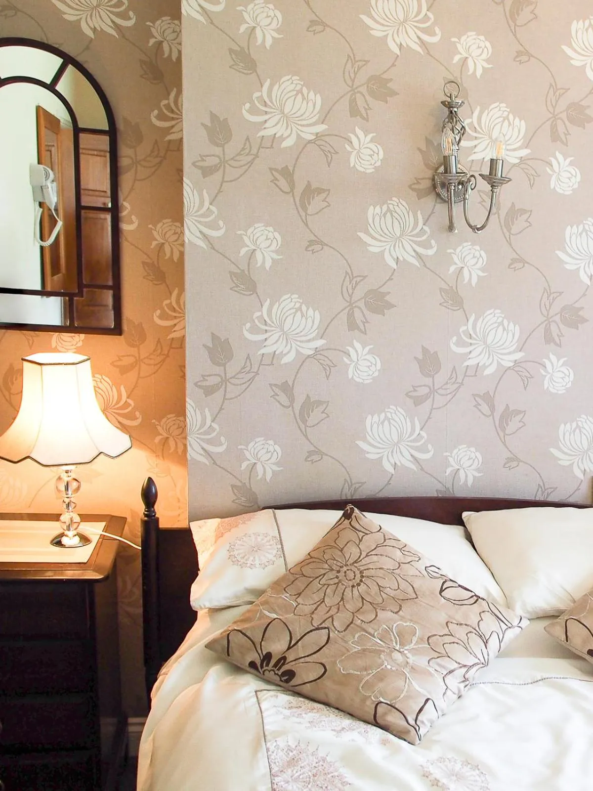 Bed in Leaded Light Guest House