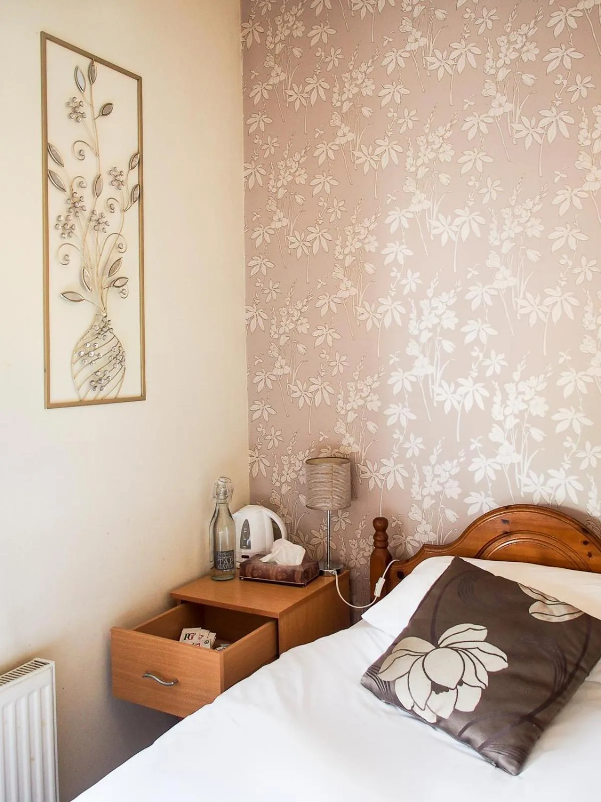 Bed in Leaded Light Guest House