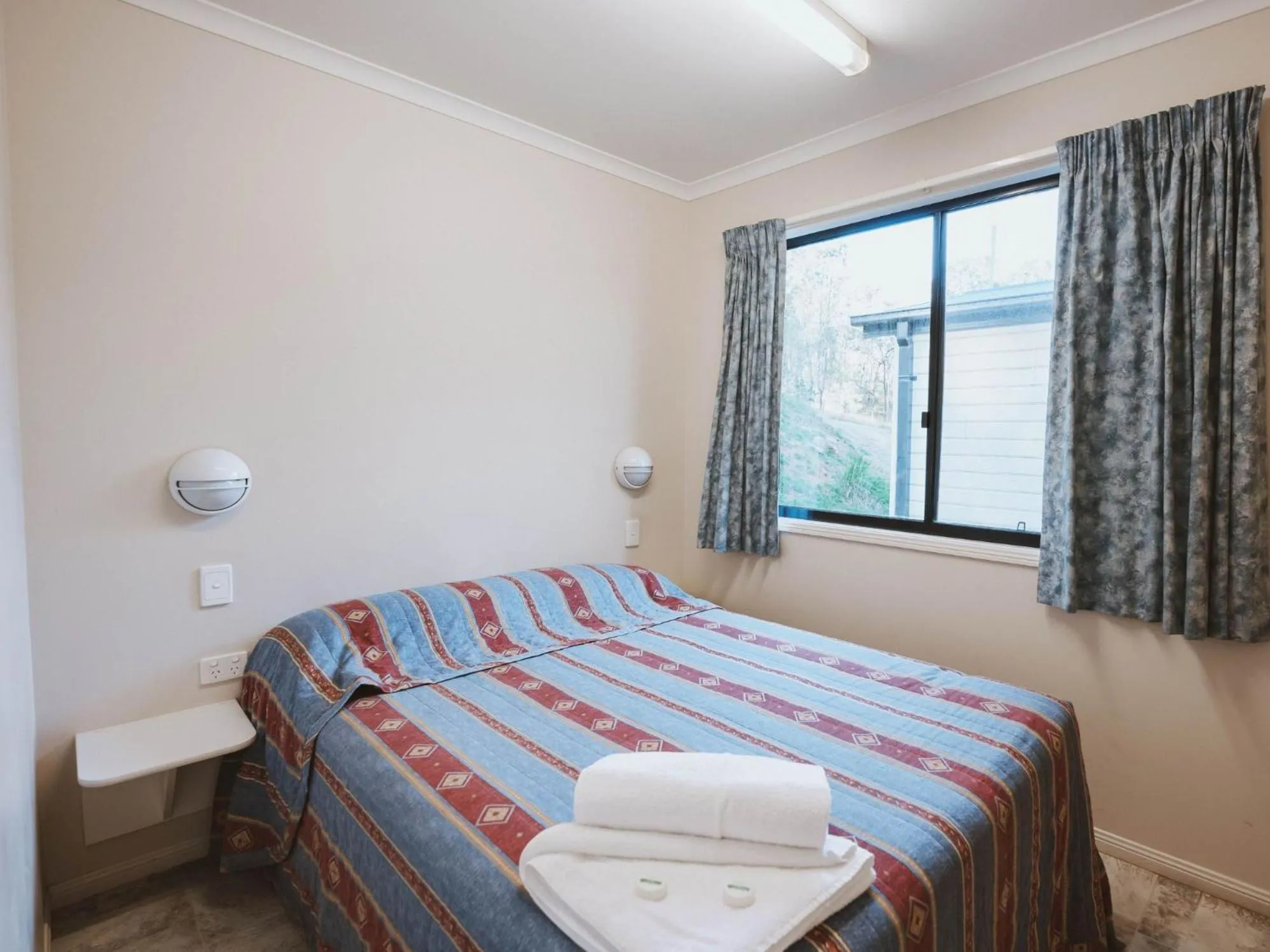 Bedroom, Bed in BIG4 Cania Gorge Holiday Park