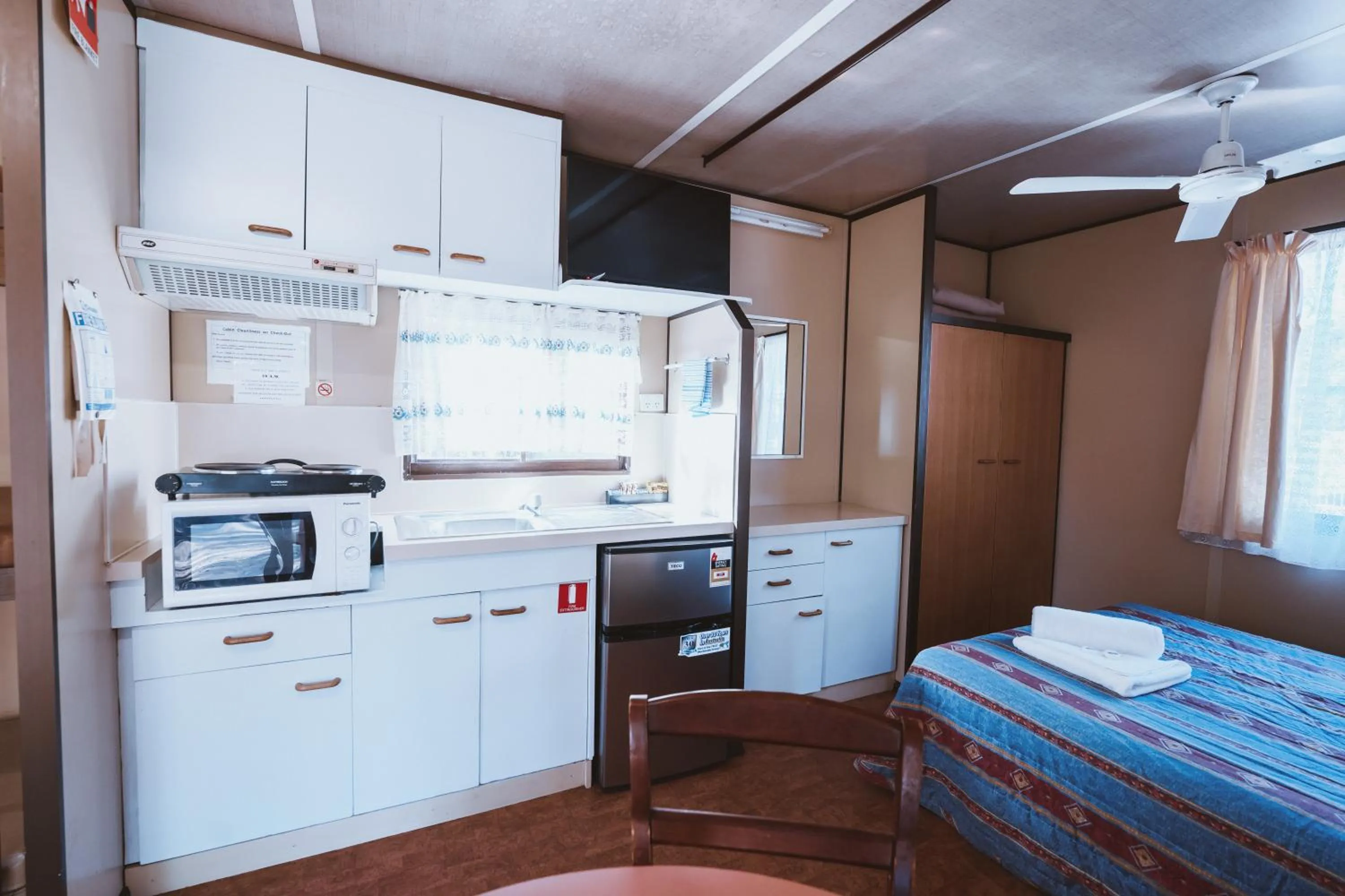 Kitchen or kitchenette, Bed in BIG4 Cania Gorge Holiday Park