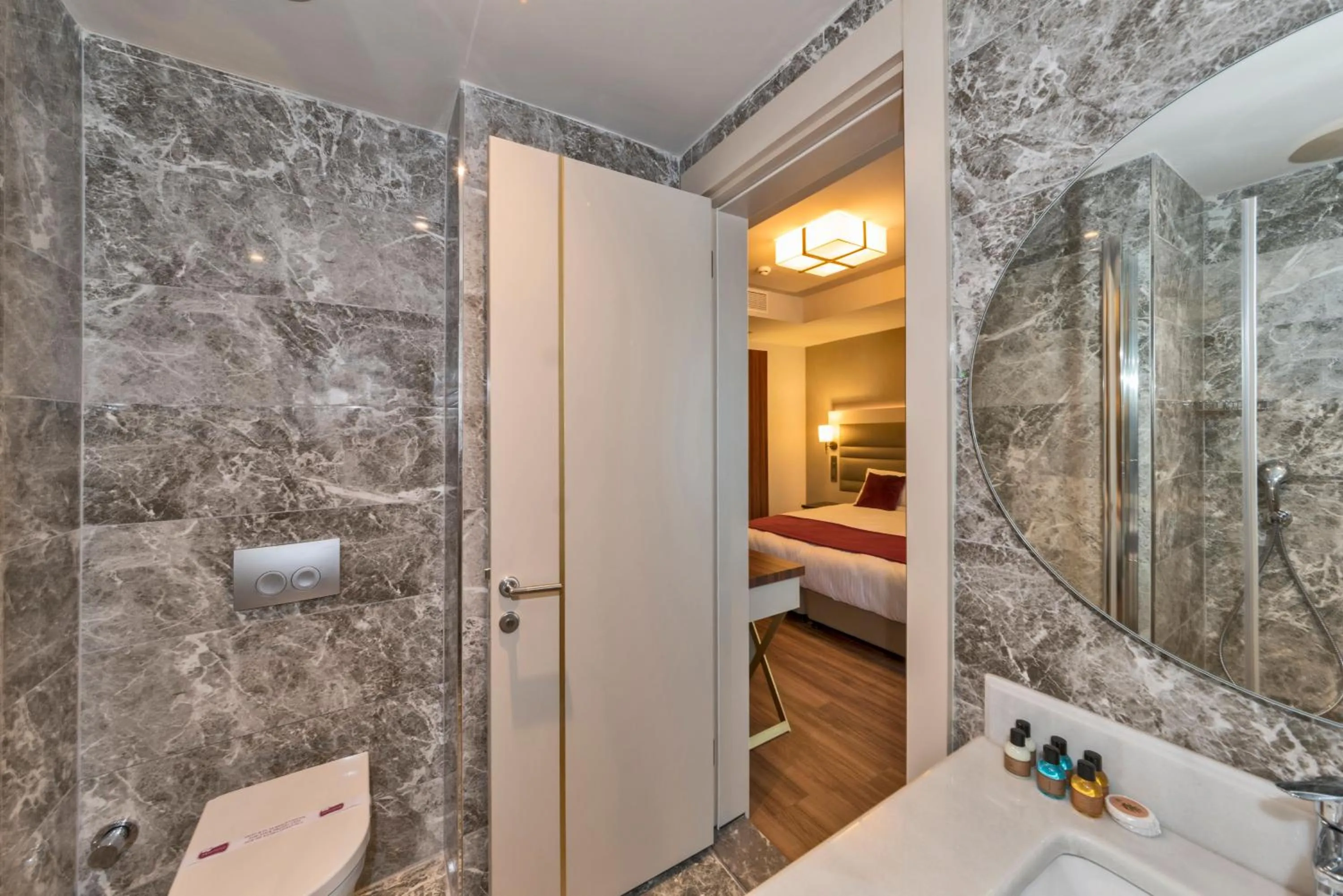 Bathroom, Bed in Golden Royal Hotel & SPA