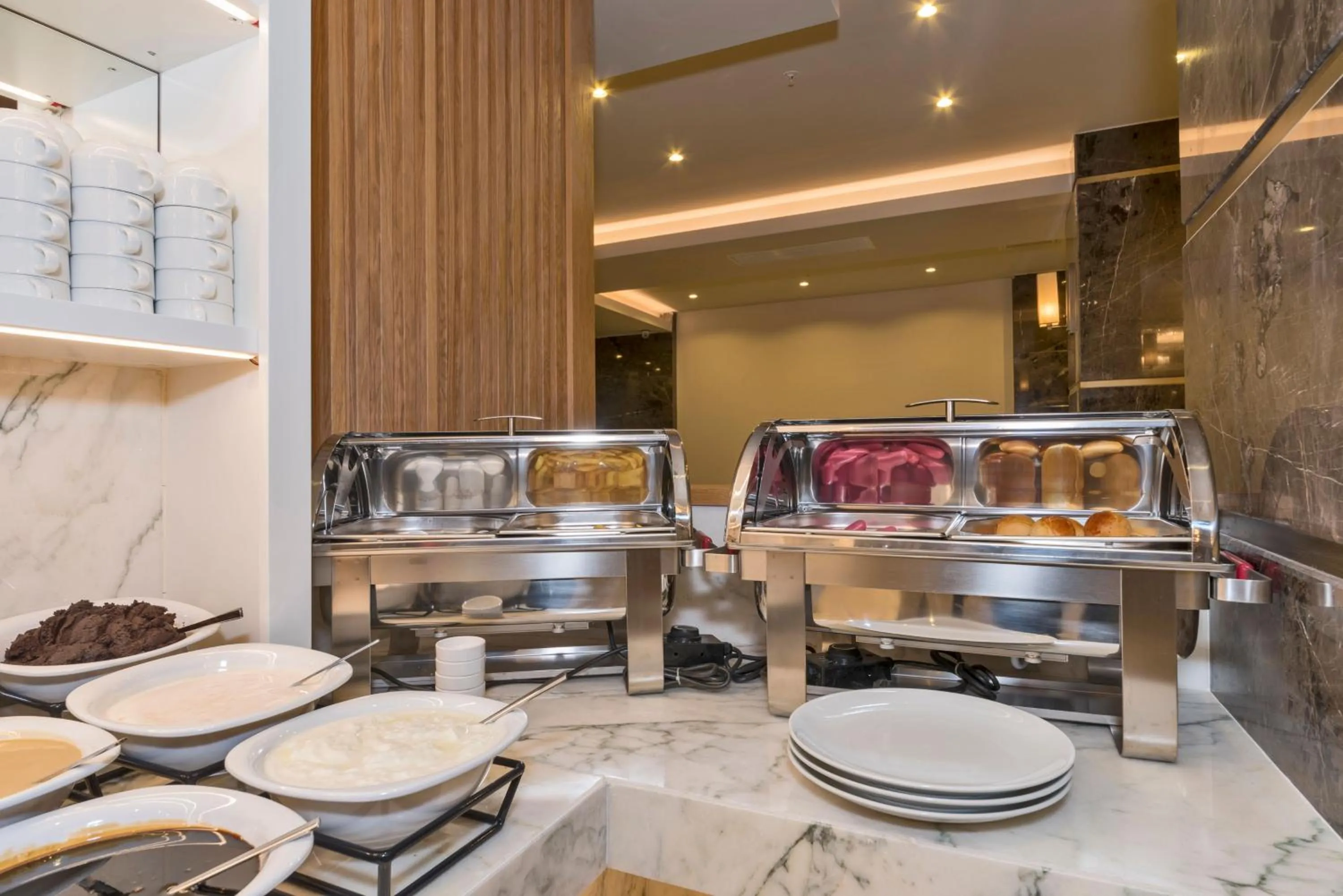 Restaurant/places to eat in Golden Royal Hotel & SPA