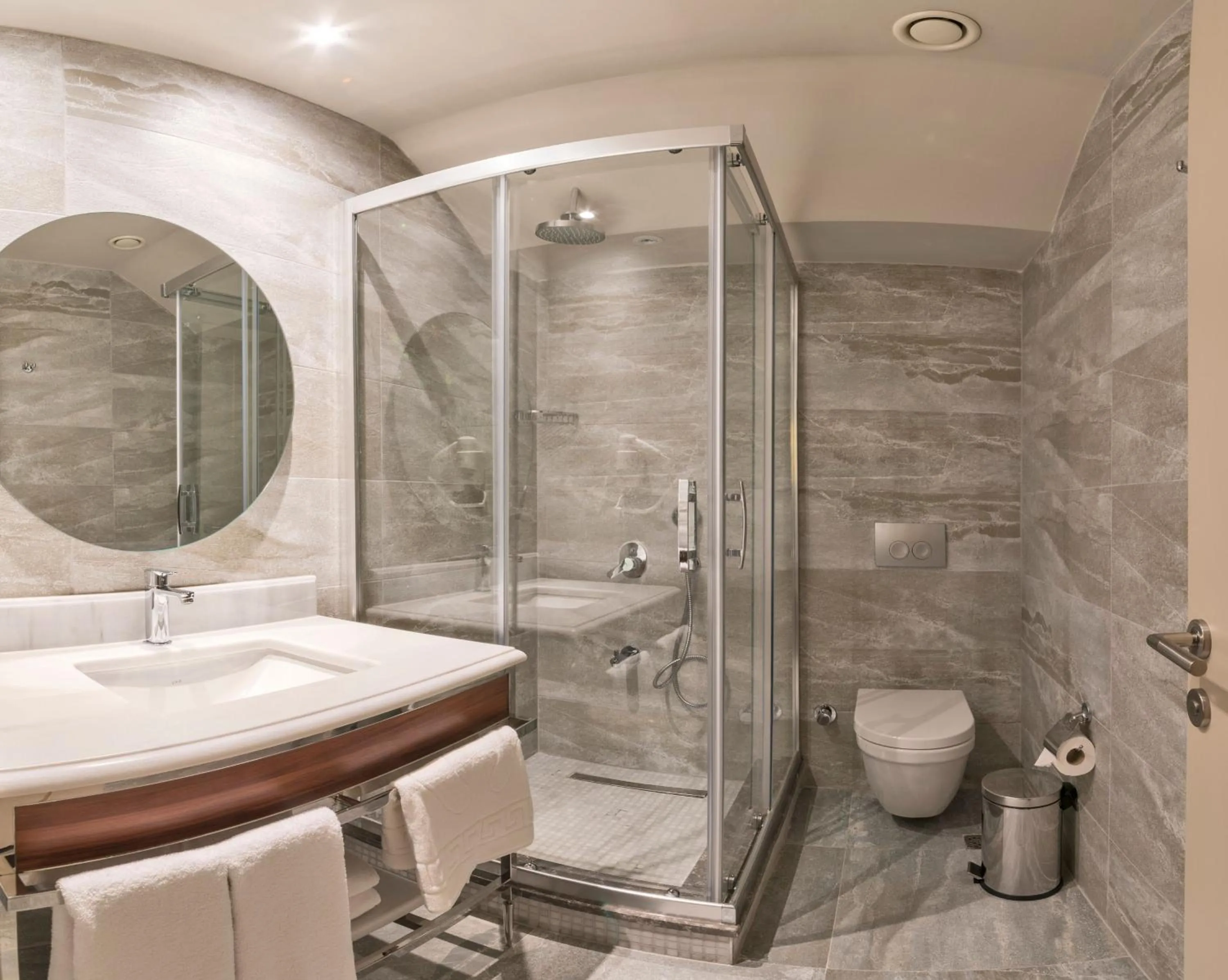 Bathroom in Golden Royal Hotel & SPA