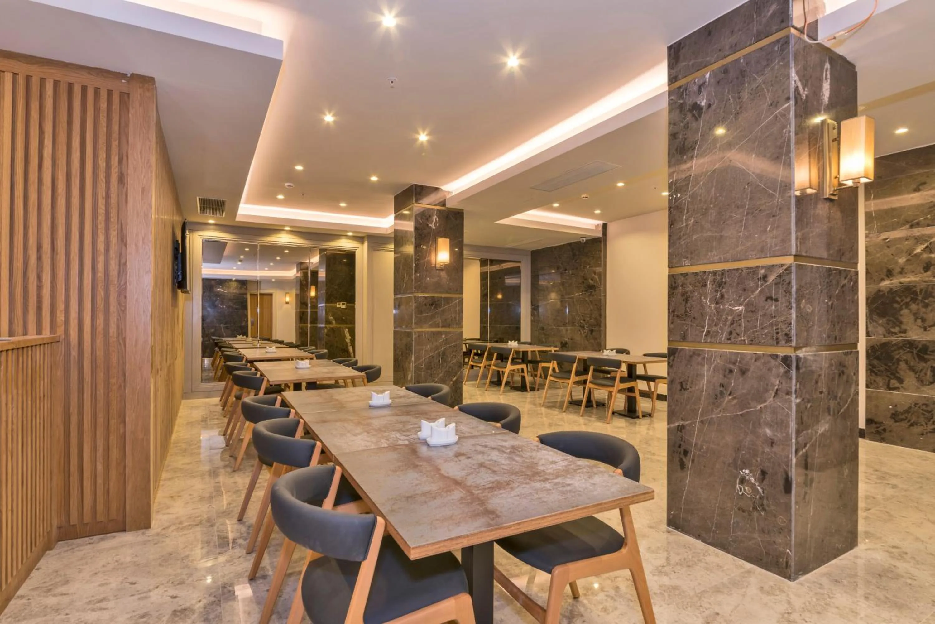 Restaurant/places to eat in Golden Royal Hotel & SPA