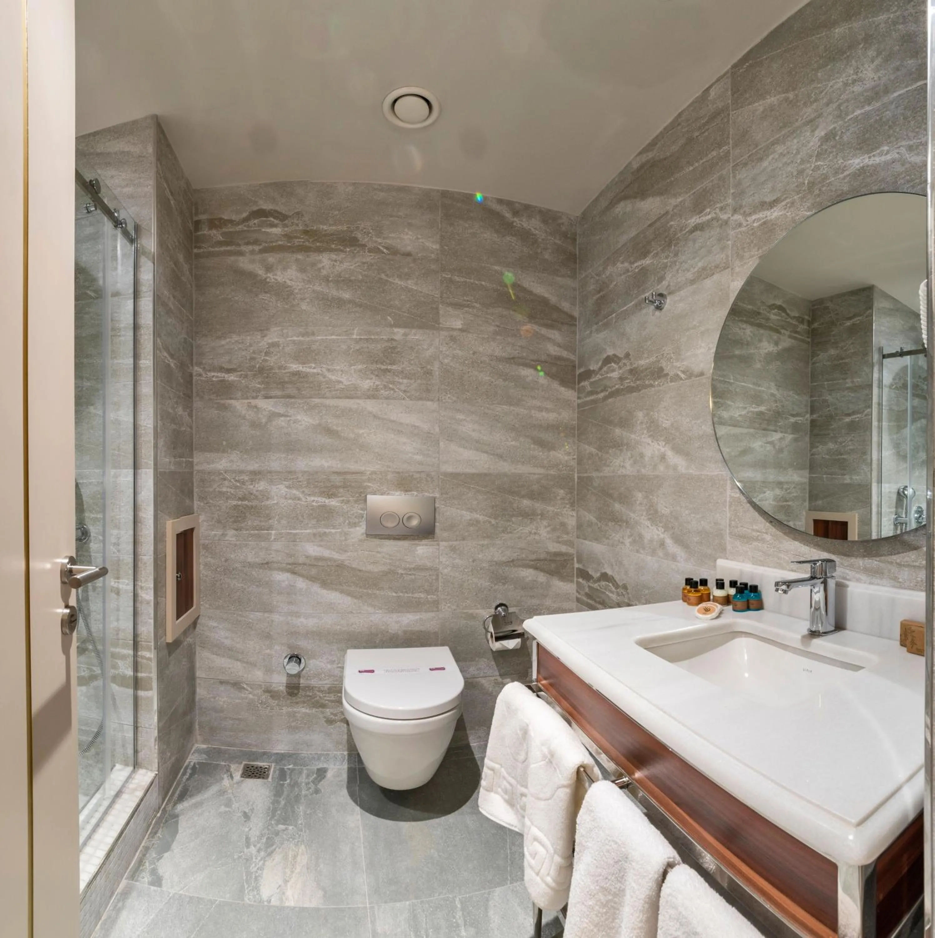 Bathroom in Golden Royal Hotel & SPA