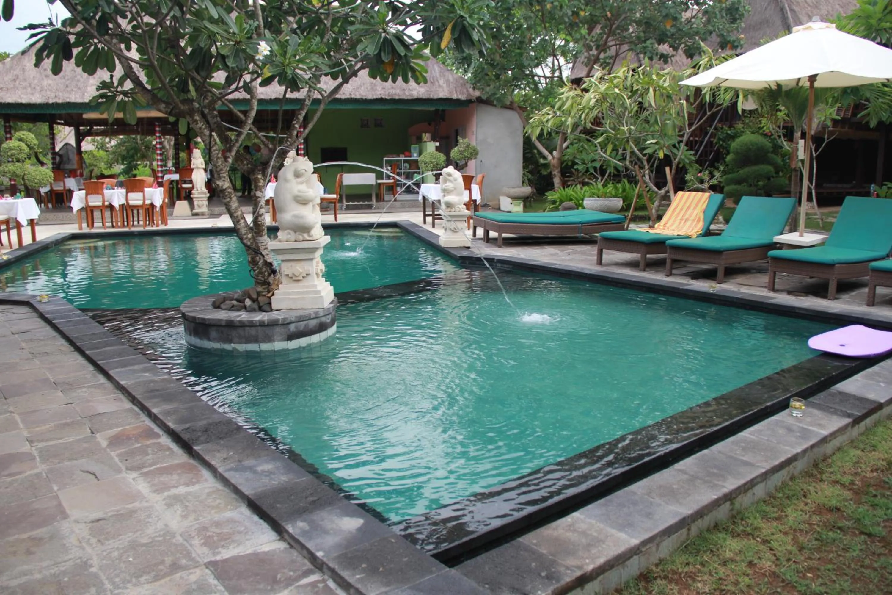 Swimming pool in Nanuk's Bungalows