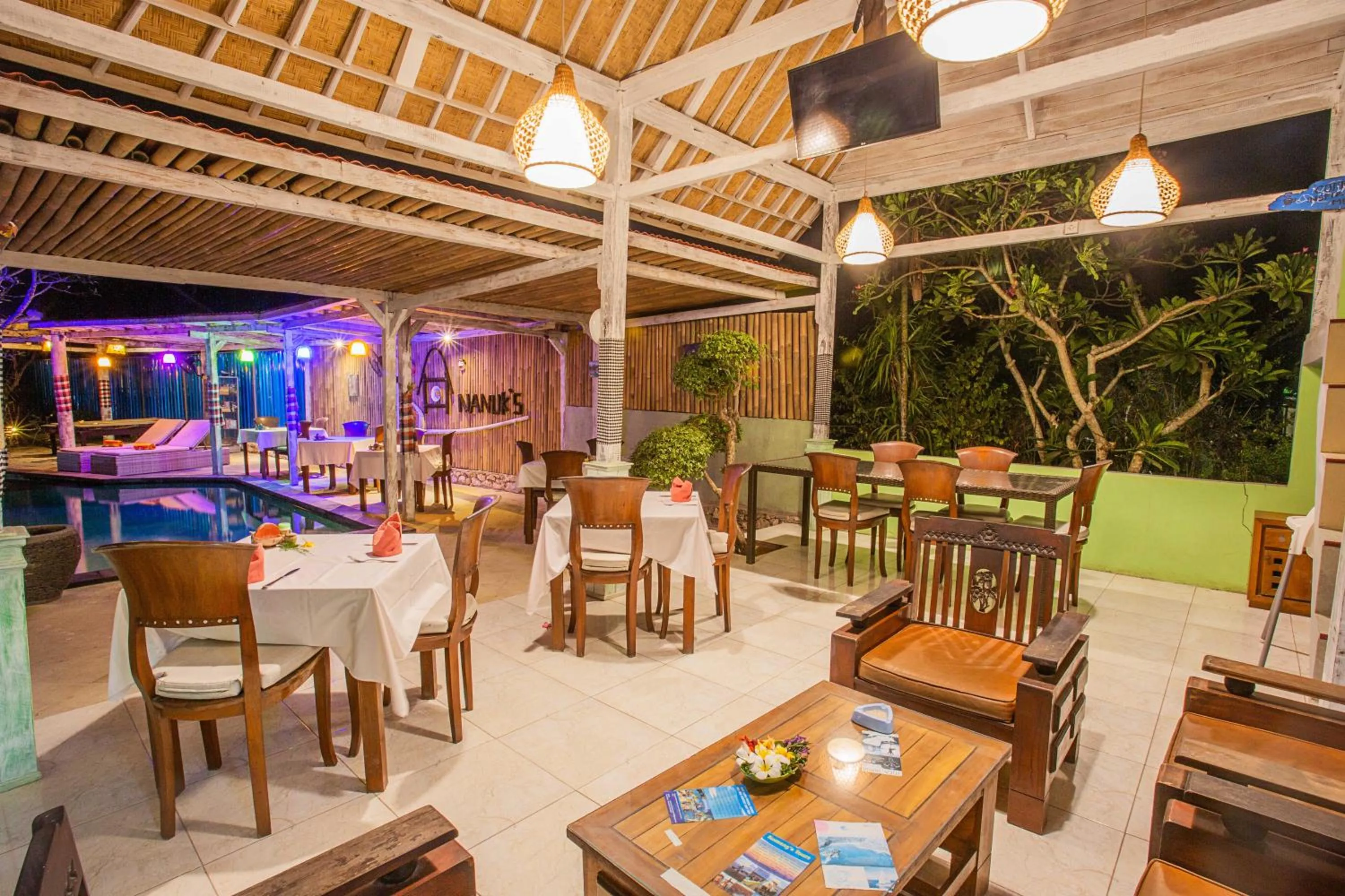 Restaurant/places to eat in Nanuk's Bungalows