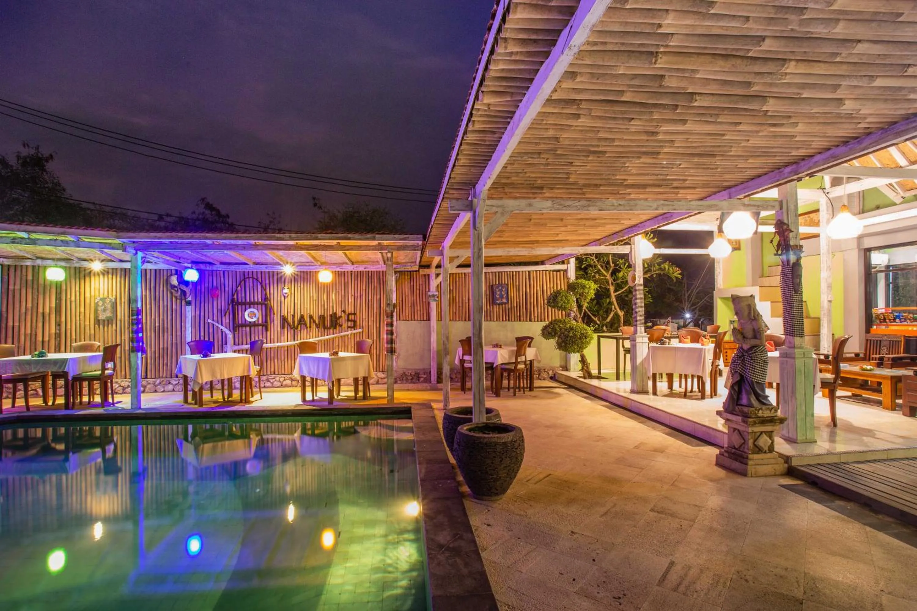 Swimming pool in Nanuk's Bungalows