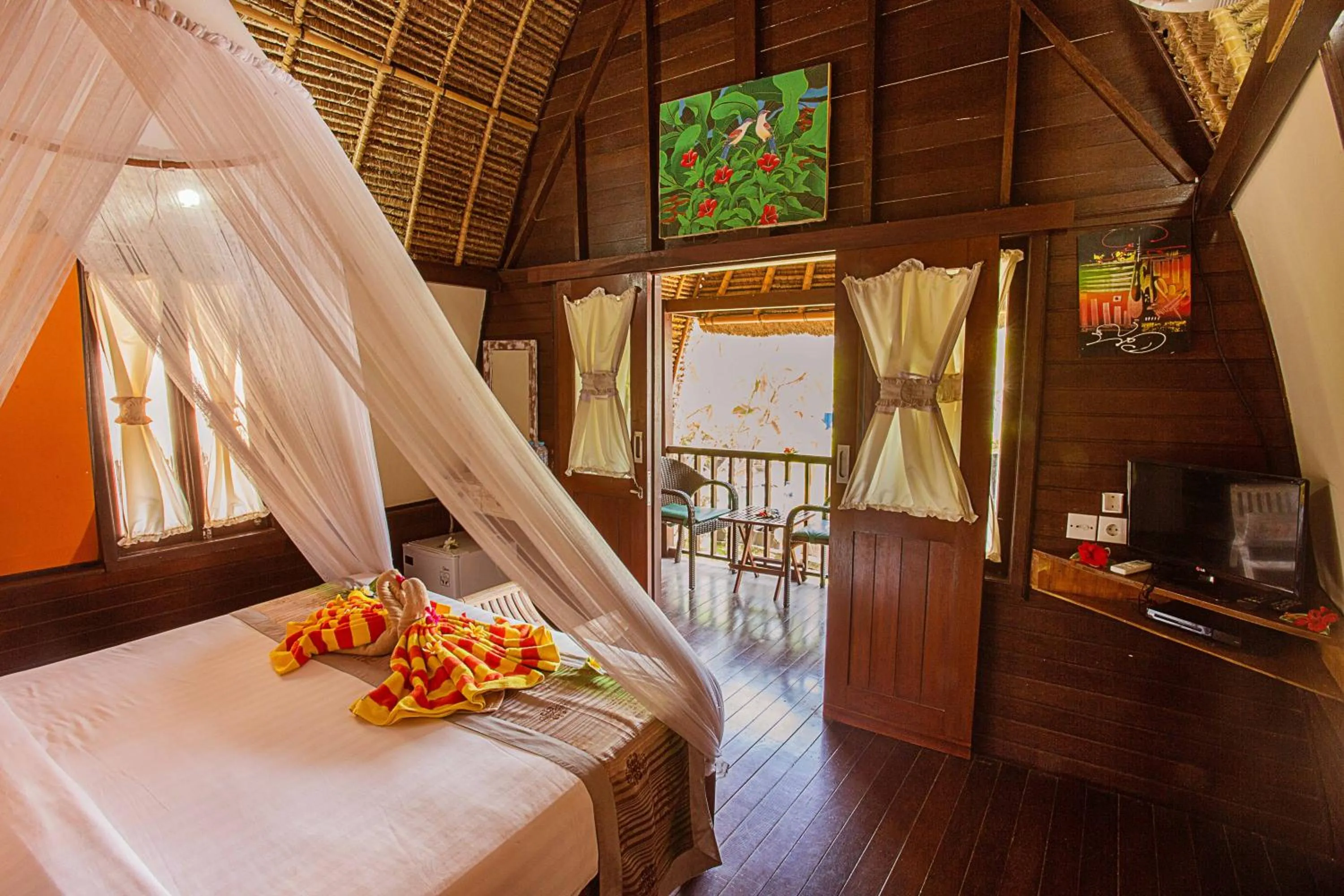 Photo of the whole room, Bed in Nanuk's Bungalows