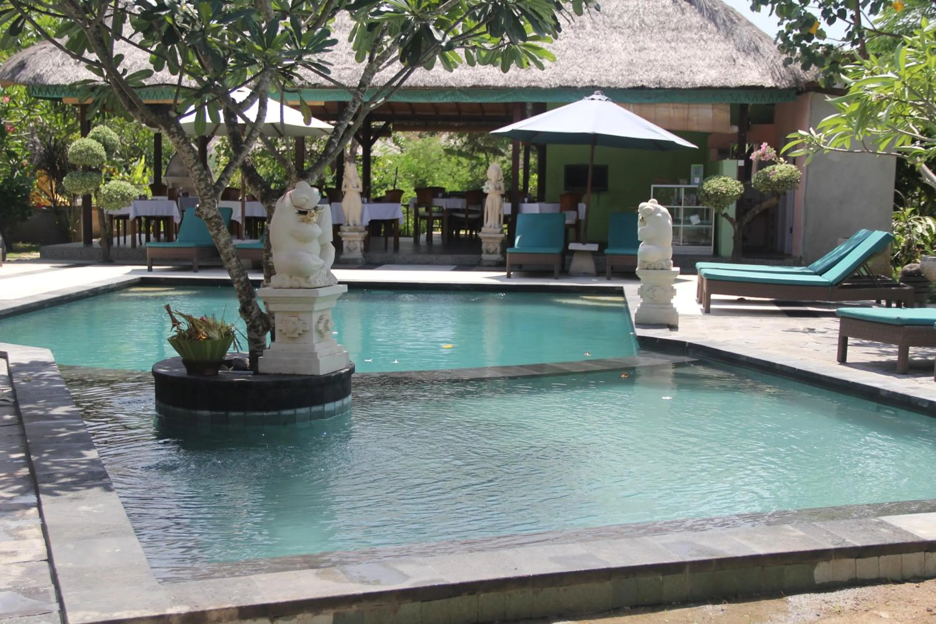 Swimming pool in Nanuk's Bungalows