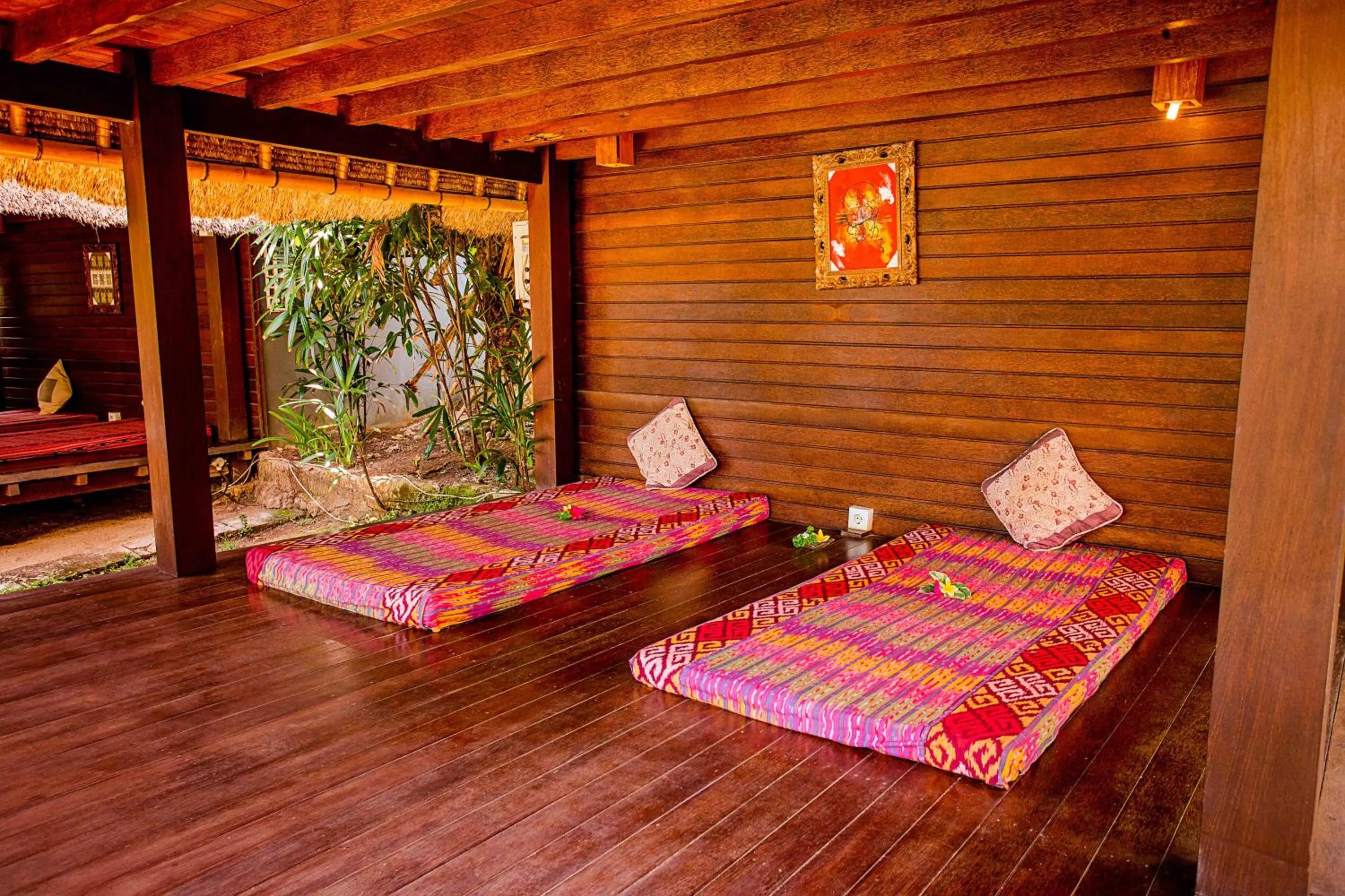 Photo of the whole room, Bed in Nanuk's Bungalows
