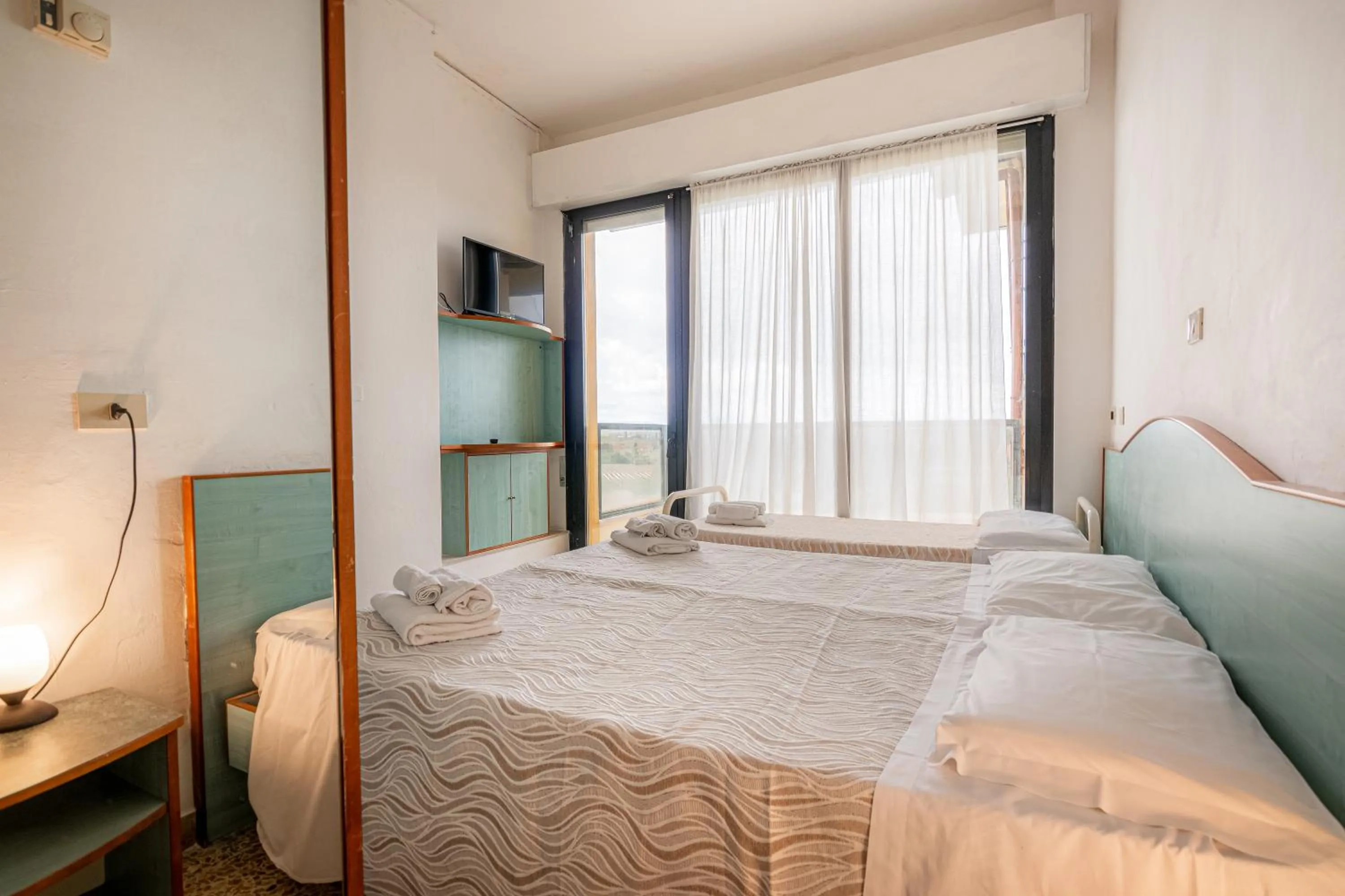 Bedroom, Bed in Hotel Crown