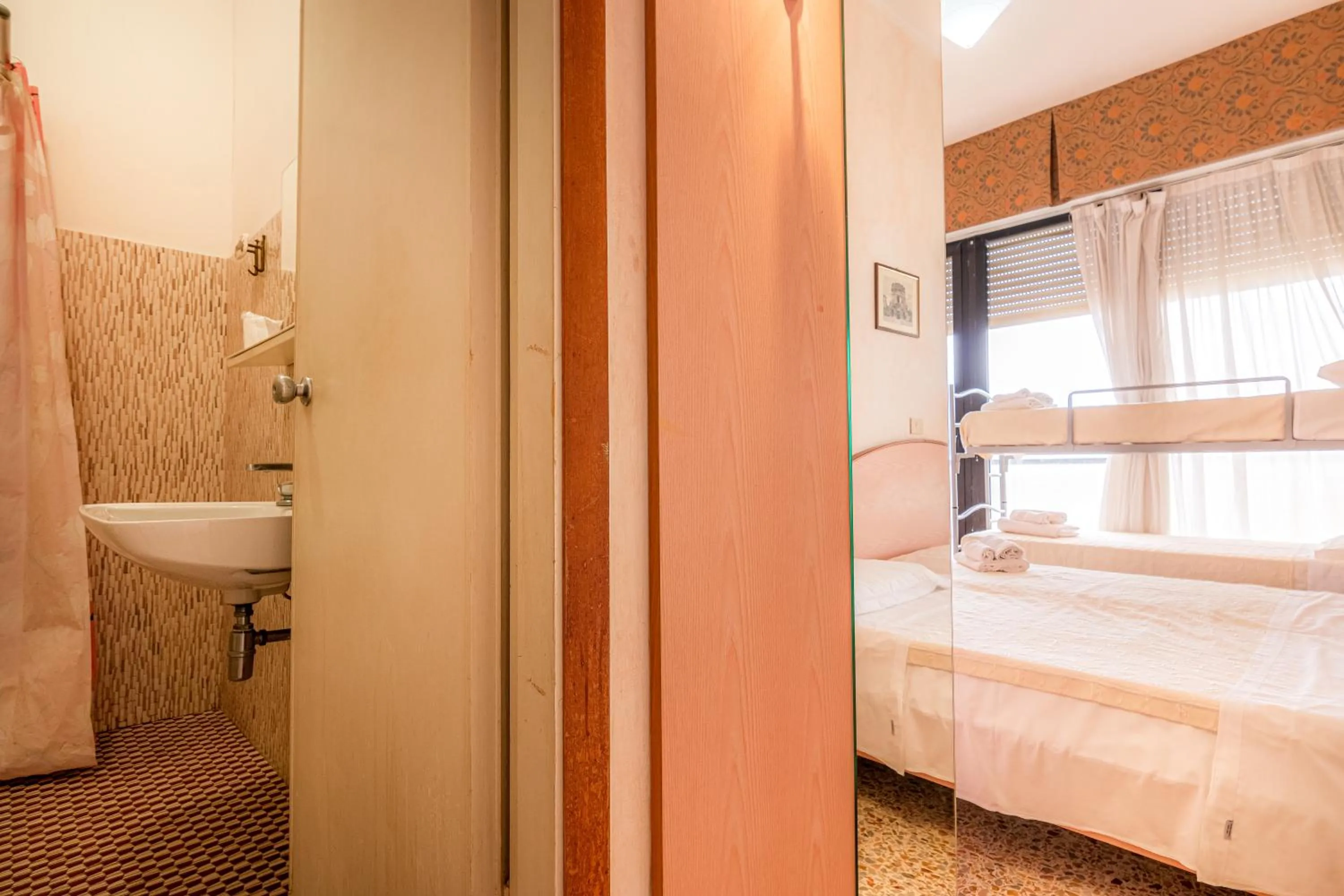 Bedroom, Bed in Hotel Crown