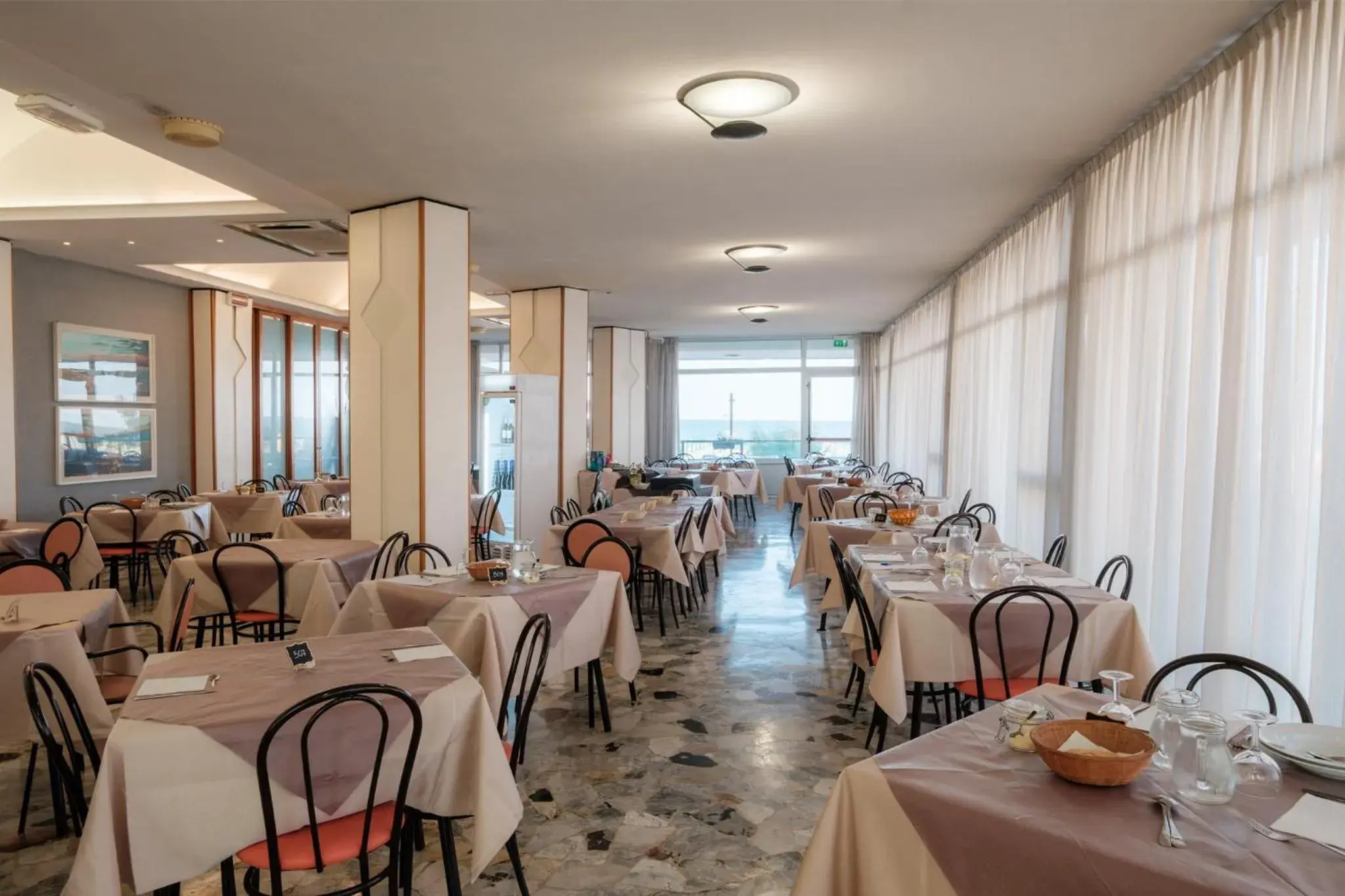 Restaurant/places to eat in Hotel Crown Restaurant/places to eat in Hotel Crown