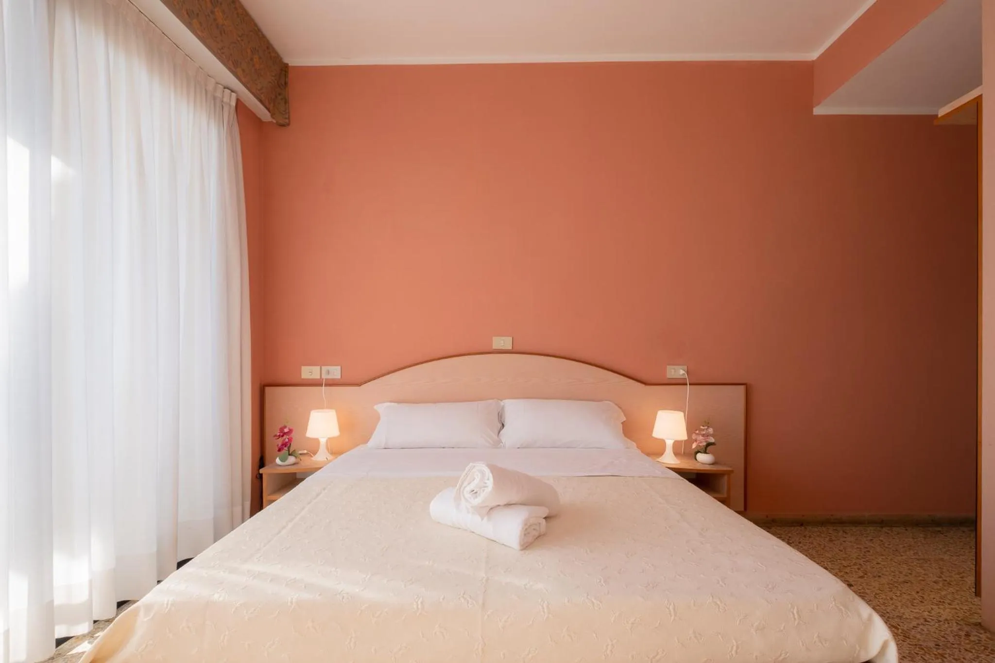 Photo of the whole room, Bed in Hotel Crown