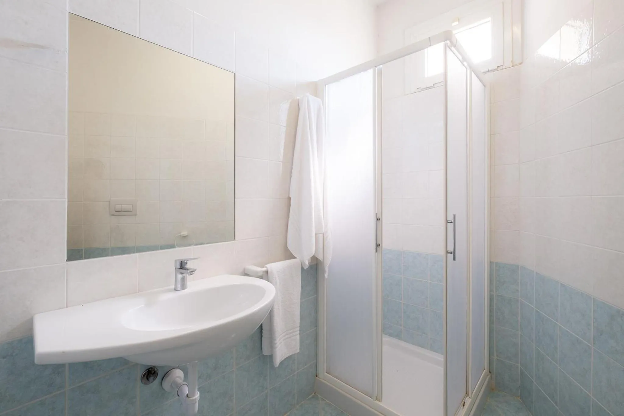 Shower in Hotel Crown